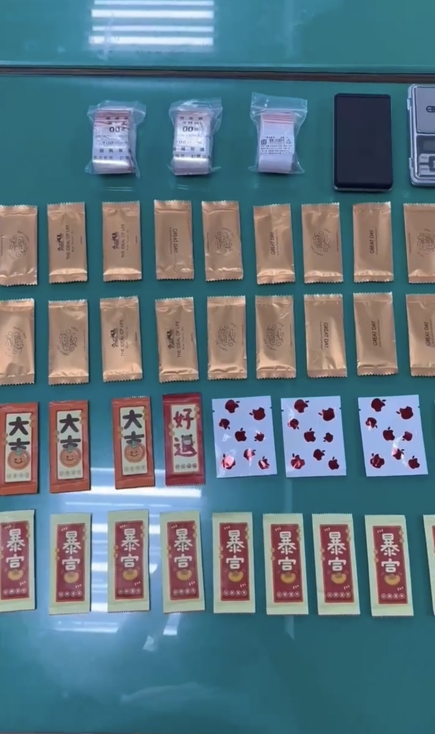 警方循線逮捕藥頭陳男,並在租屋處起出大批毒品。(翻攝畫面)