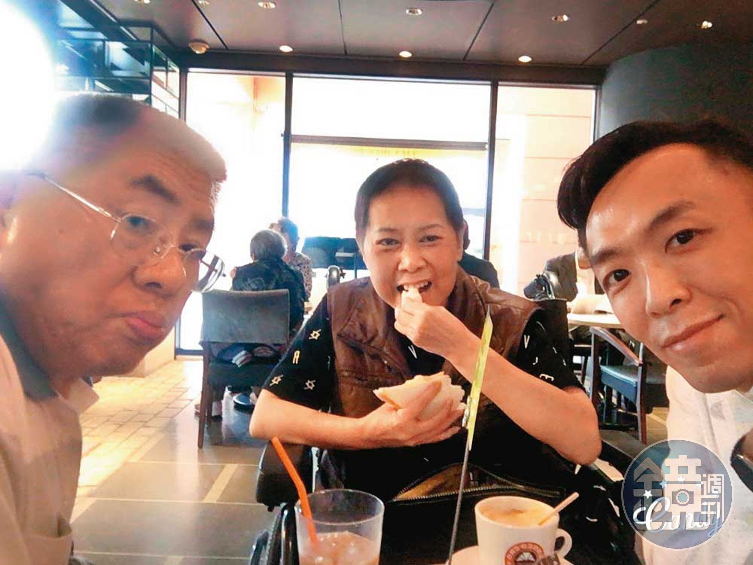 吳小帽（右）、媽媽（中）與歐吉桑（左）在日本咖啡店。（吳小帽提供）