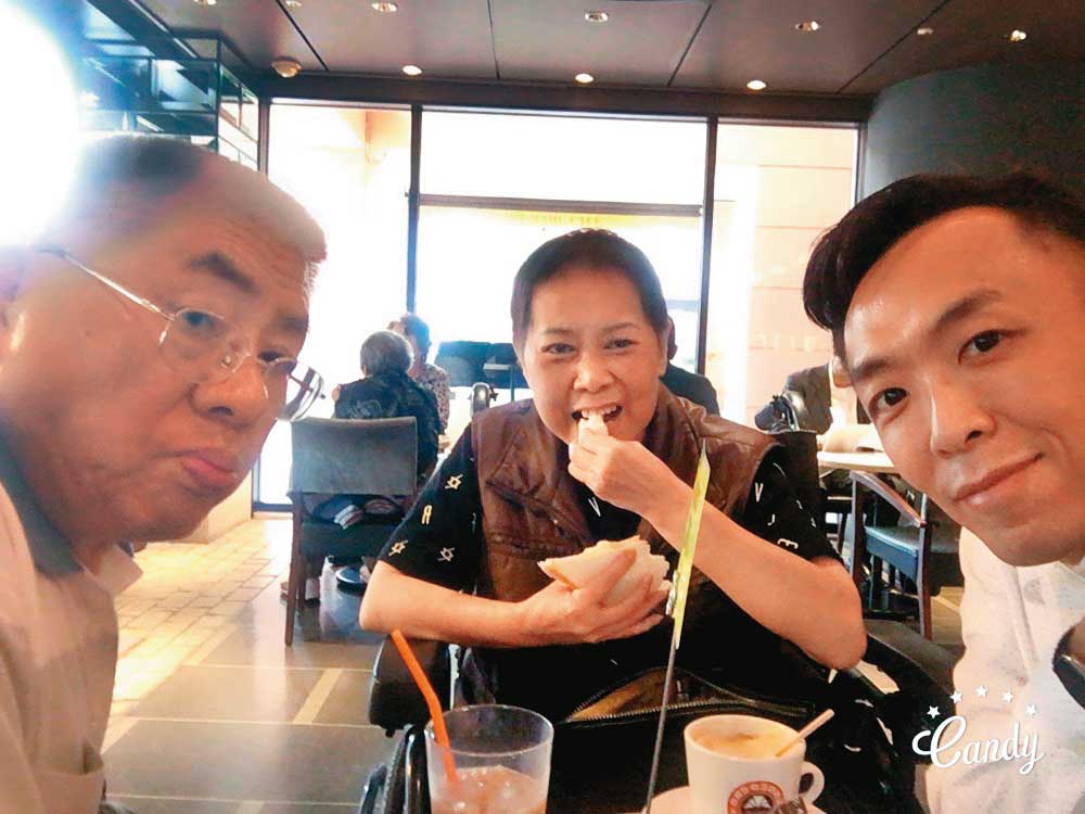 吳小帽（右）、媽媽（中）與歐吉桑（左）在日本咖啡店。（吳小帽提供）