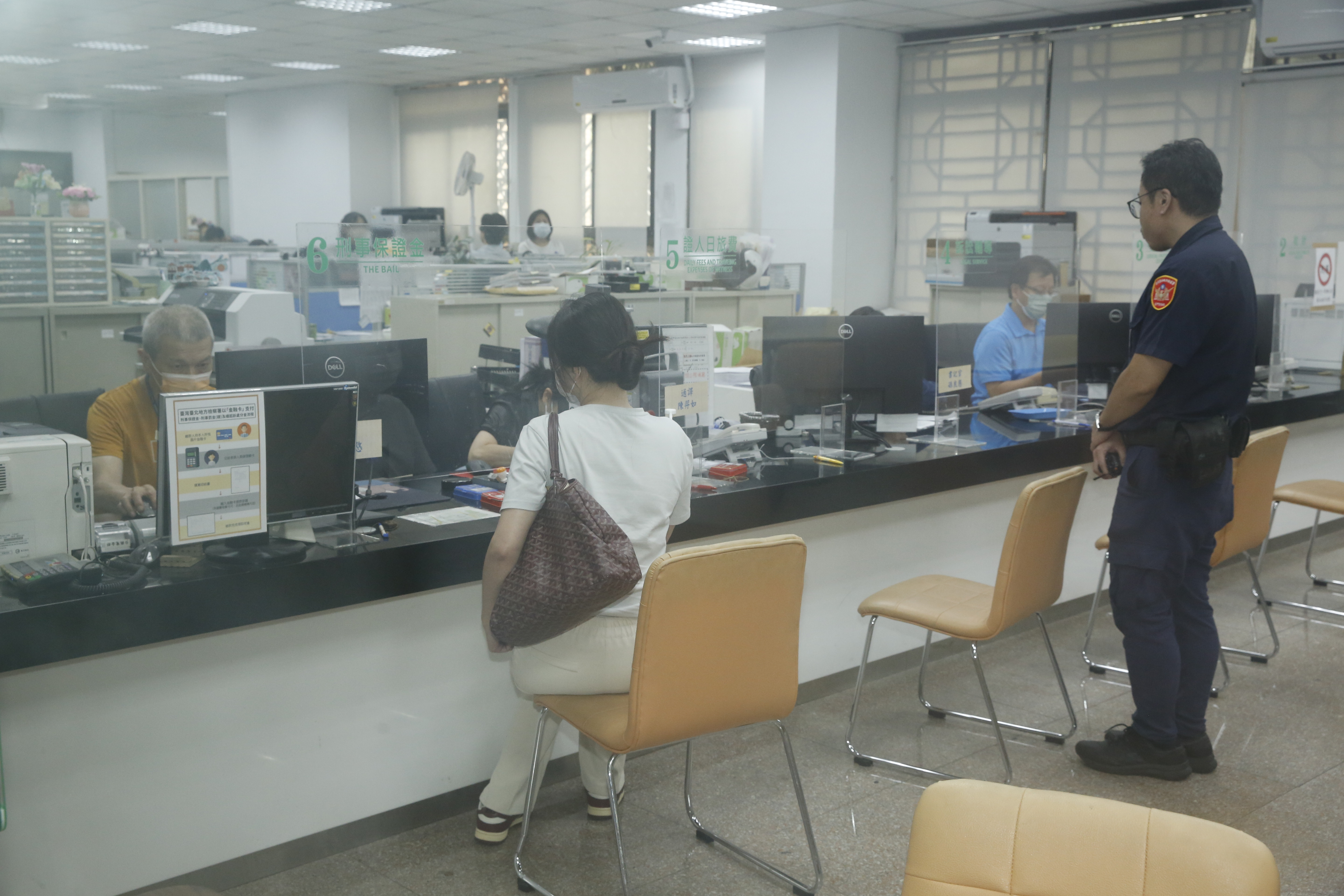 經紀人替NONO辦保。