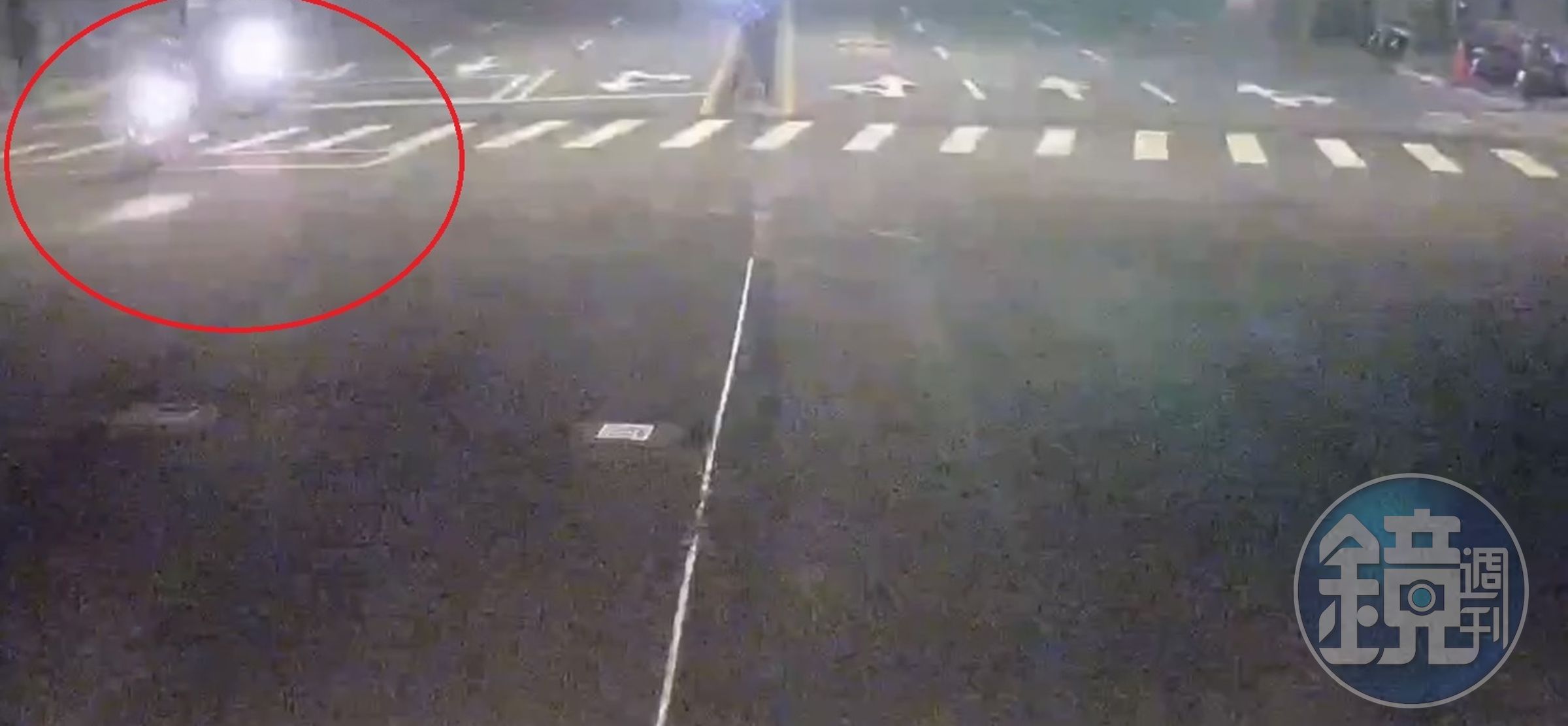 法院審理認為機車騎士未注意車前狀況,撞上行人也有責任。(翻攝畫面)