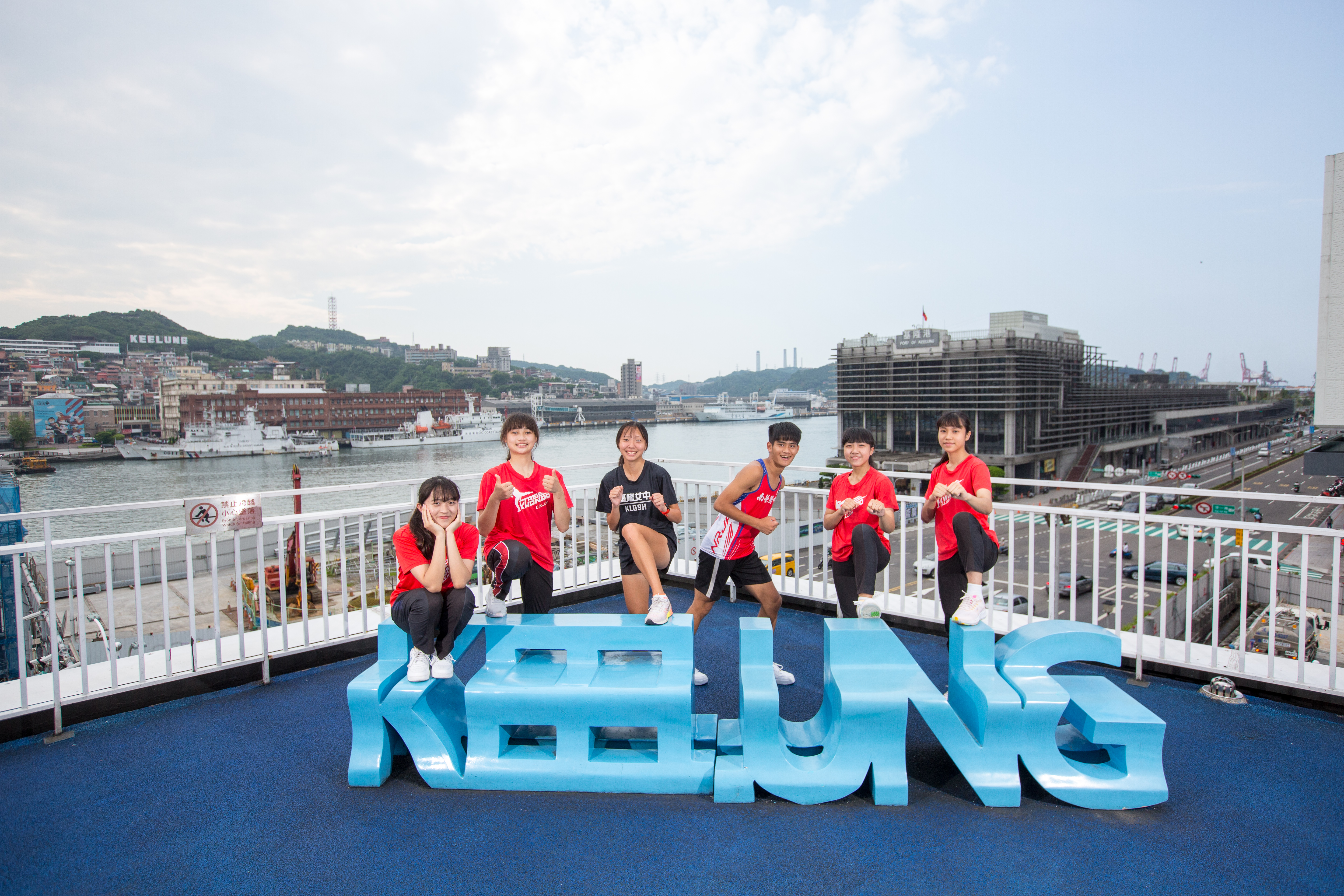 金牌選手今年夏天於基隆東岸商場頂樓合影留念。