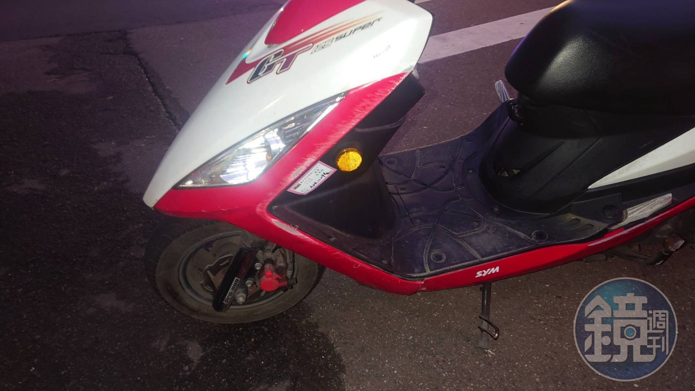 機車閃避不及撞上行人倒地,車輛多處毀損。(翻攝畫面)
