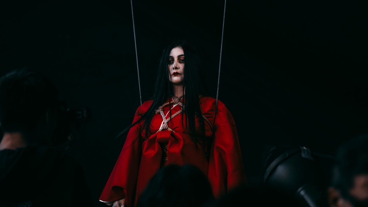 《怨泊》海報太嚇人遭禁，讓何超儀發文道歉，並說電影比海報還恐怖。（852Films提供）