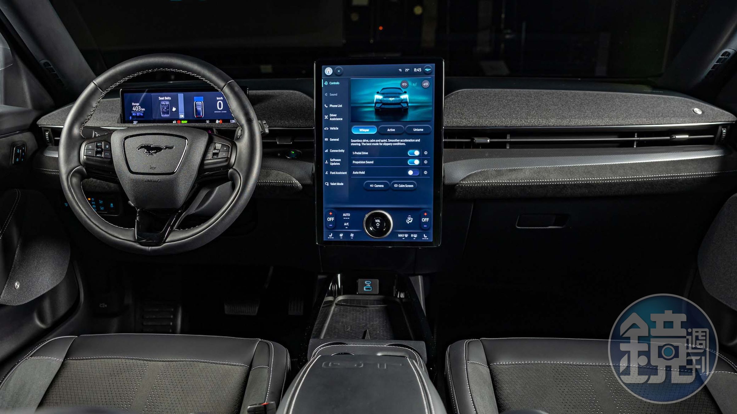 車內科技氣息濃厚,但介面無中文化。
