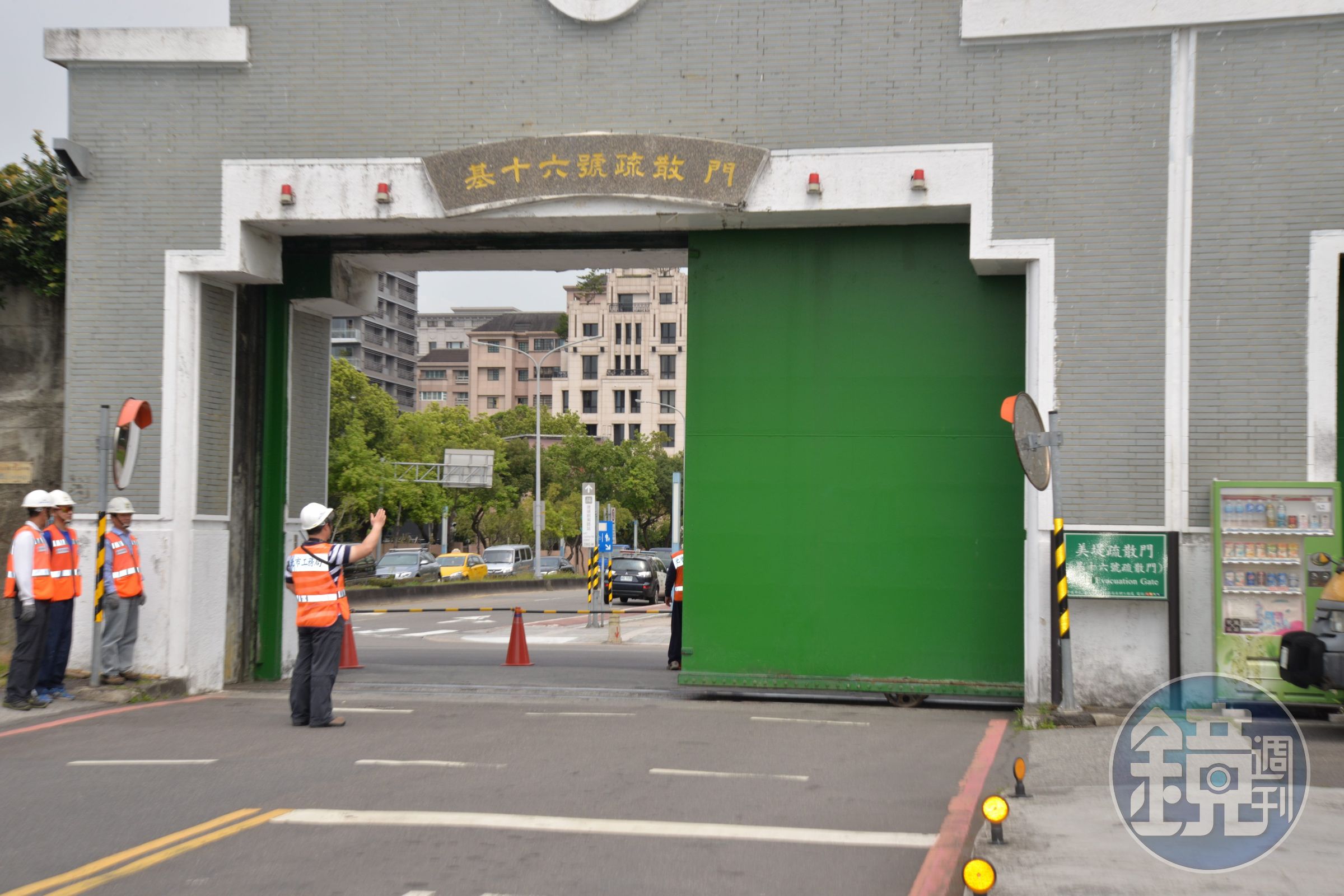 北市下午4點起實施「只出不進」疏散門（水門）管制措施，並將於晚上8點開始拖吊堤外車輛。（水利處提供）