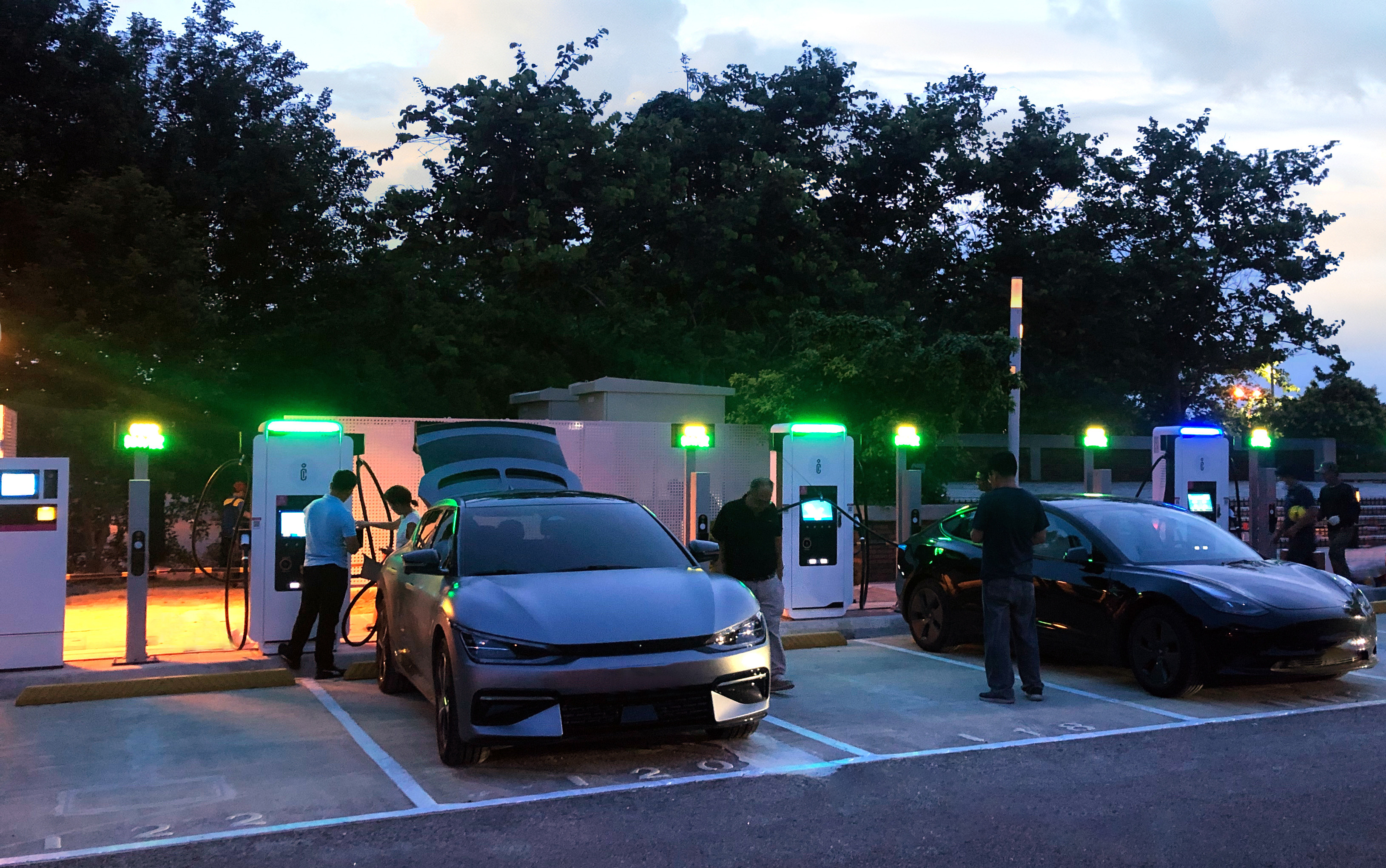 台達電350kW直流超快充電樁拿下VPC驗證，未來將設置在關西、蘇澳、泰安和仁德等國道服務區。（台達電提供）