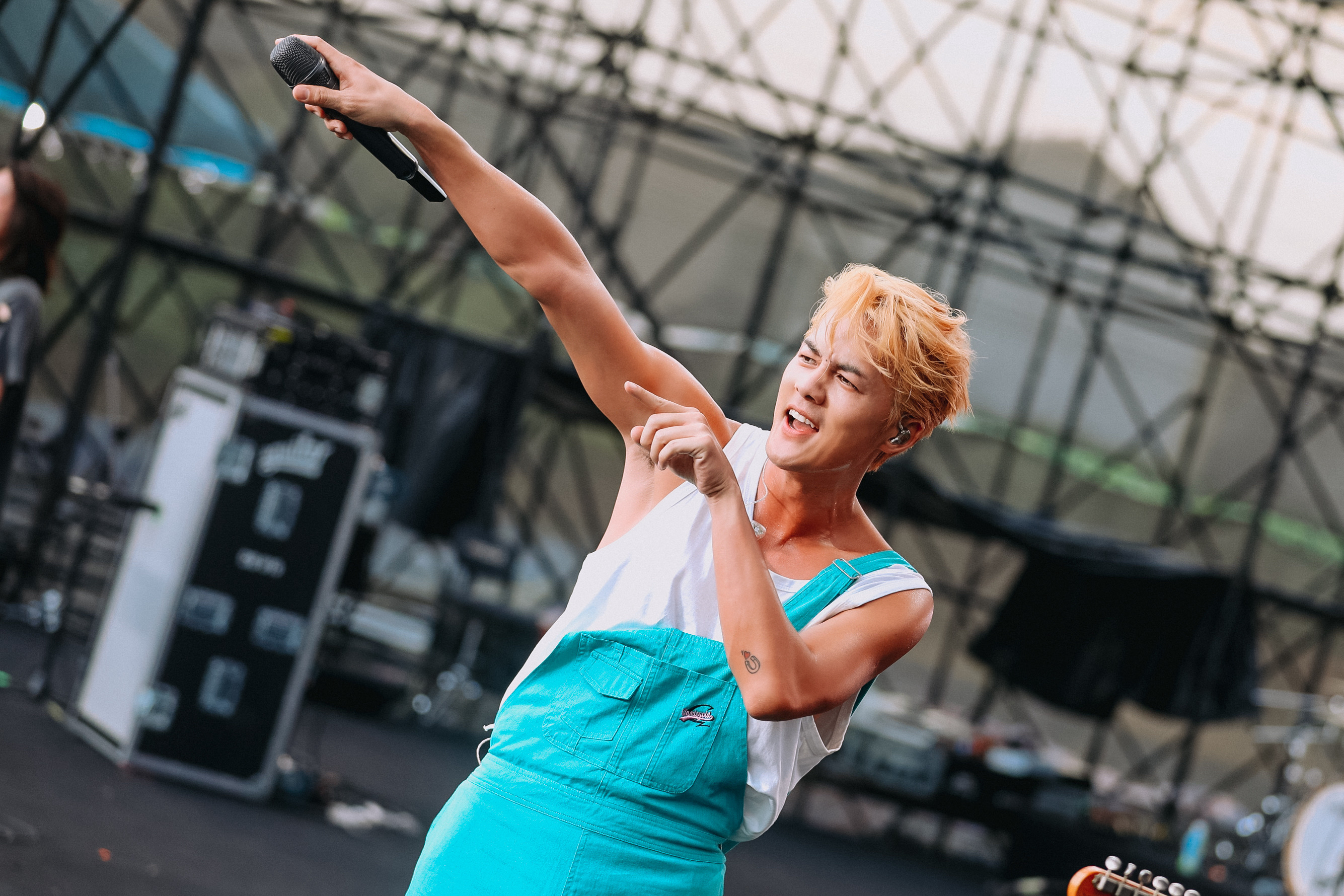 吳克群宣傳〈時光機〉邀請近百位名星、網紅一起拍舞蹈挑戰。（滾石提供）