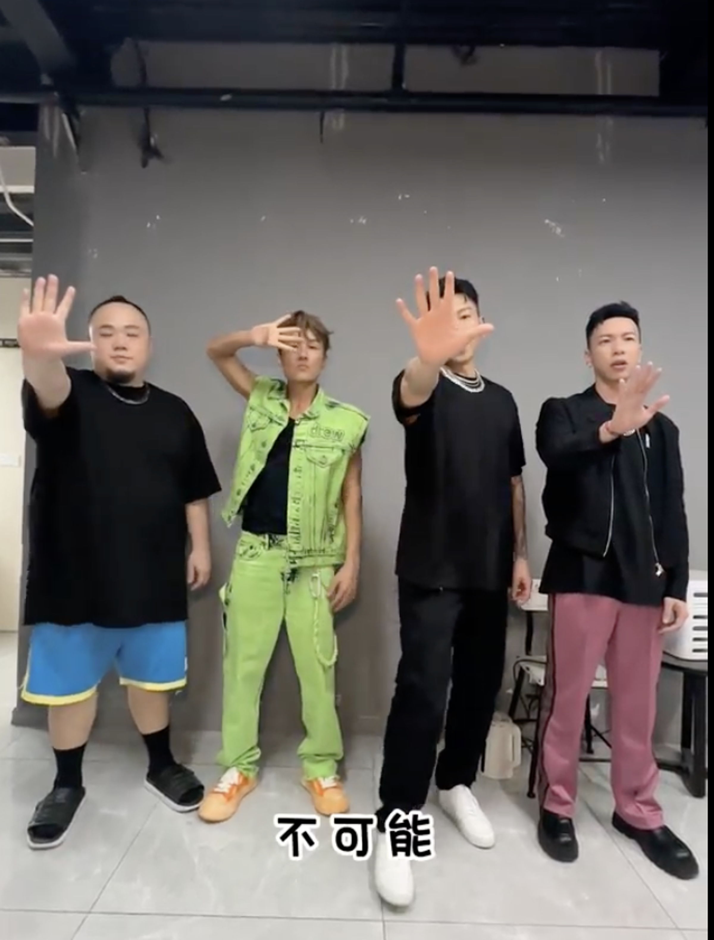 吳克群邀頑童MJ116跳〈時光機〉舞蹈挑戰,慘遭瘦子拒絕。(截圖自影片)