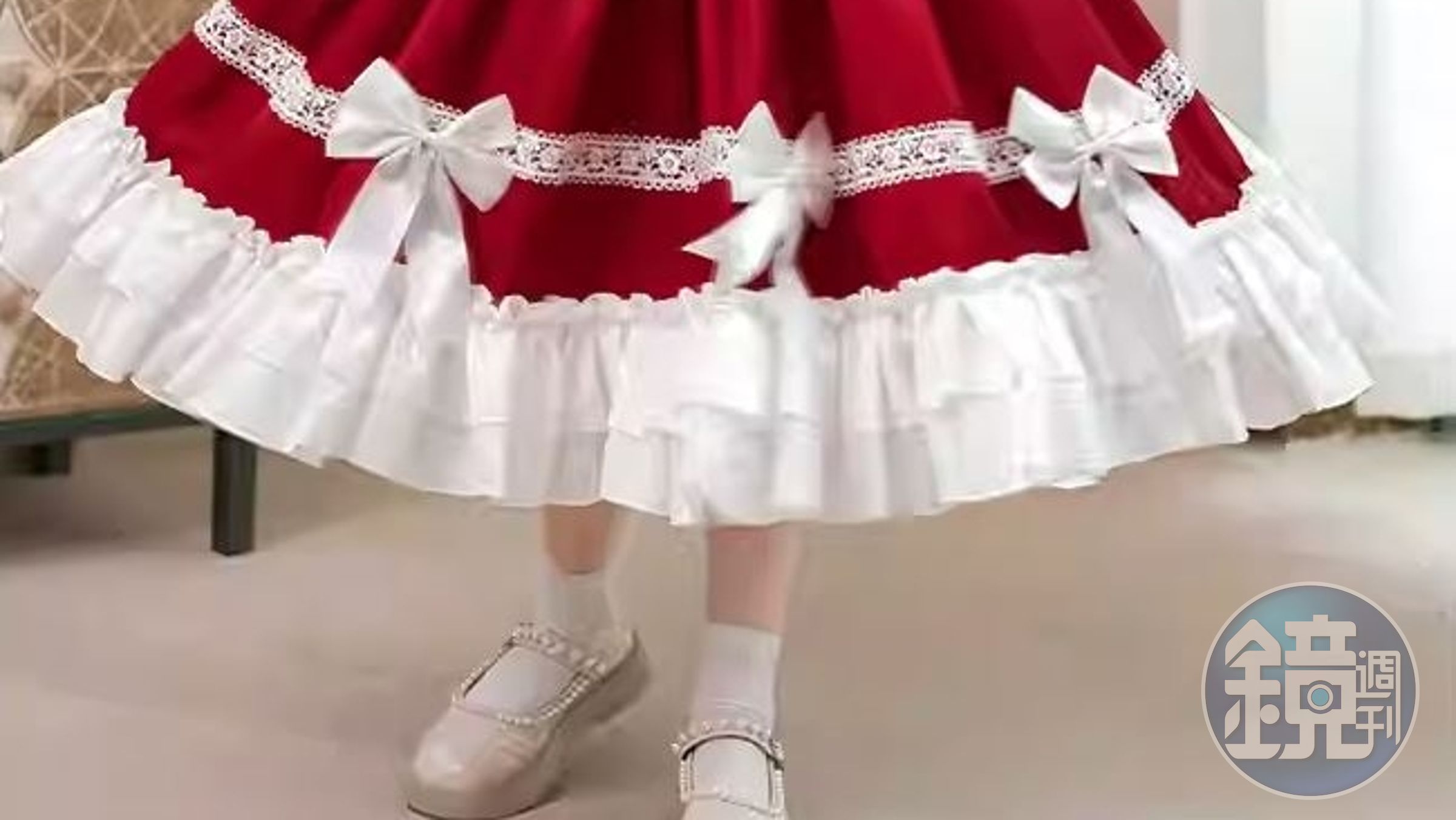中國一名女子日前穿蘿莉塔風格的裙子搭地鐵，沒想到卻被男童偷看裙底，甚至遭男童母親當眾掀裙。（示意圖，翻攝自淘寶）