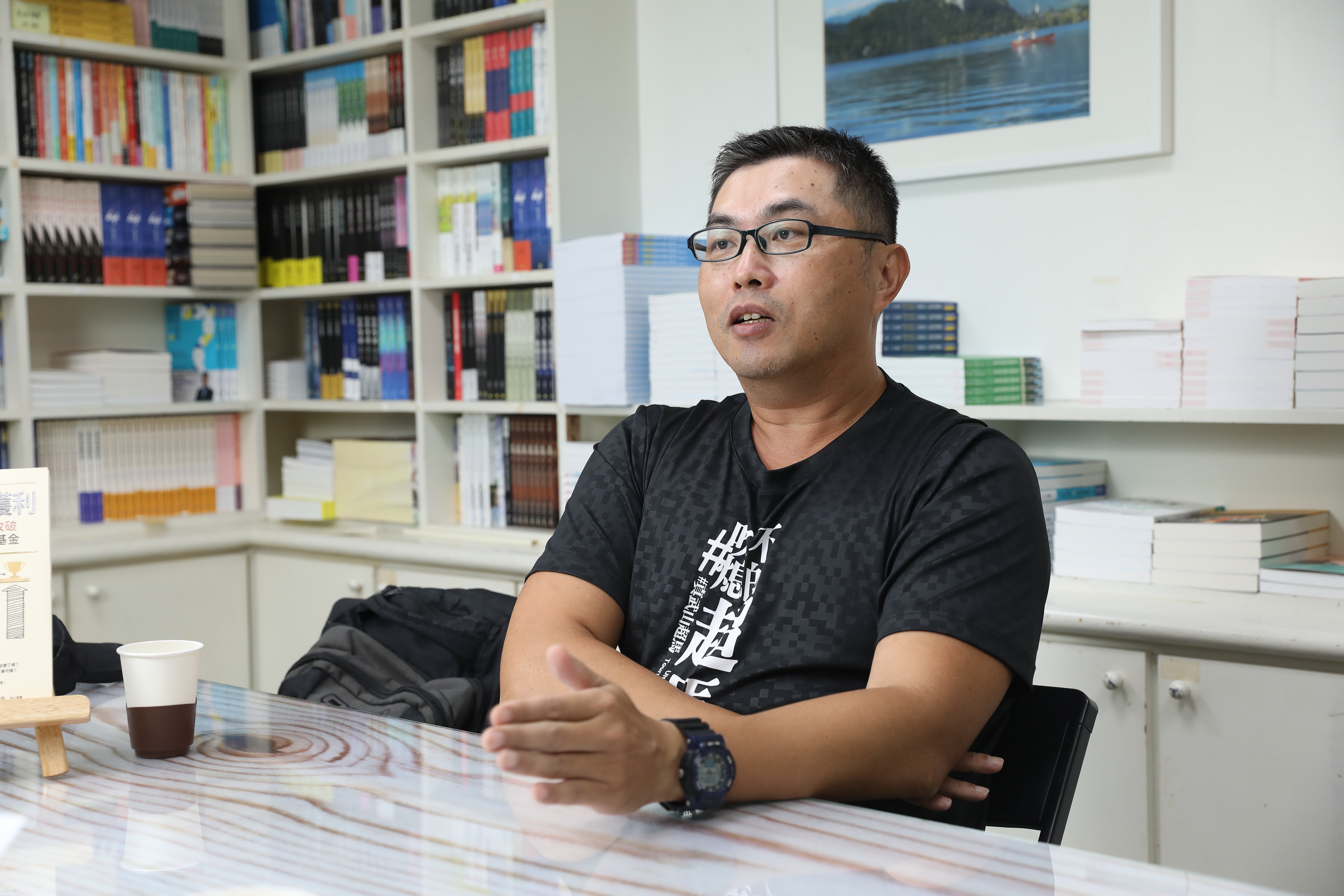 投資達人超馬芭樂在《錢鏡你家》節目中分享00878買點。（本刊資料照）