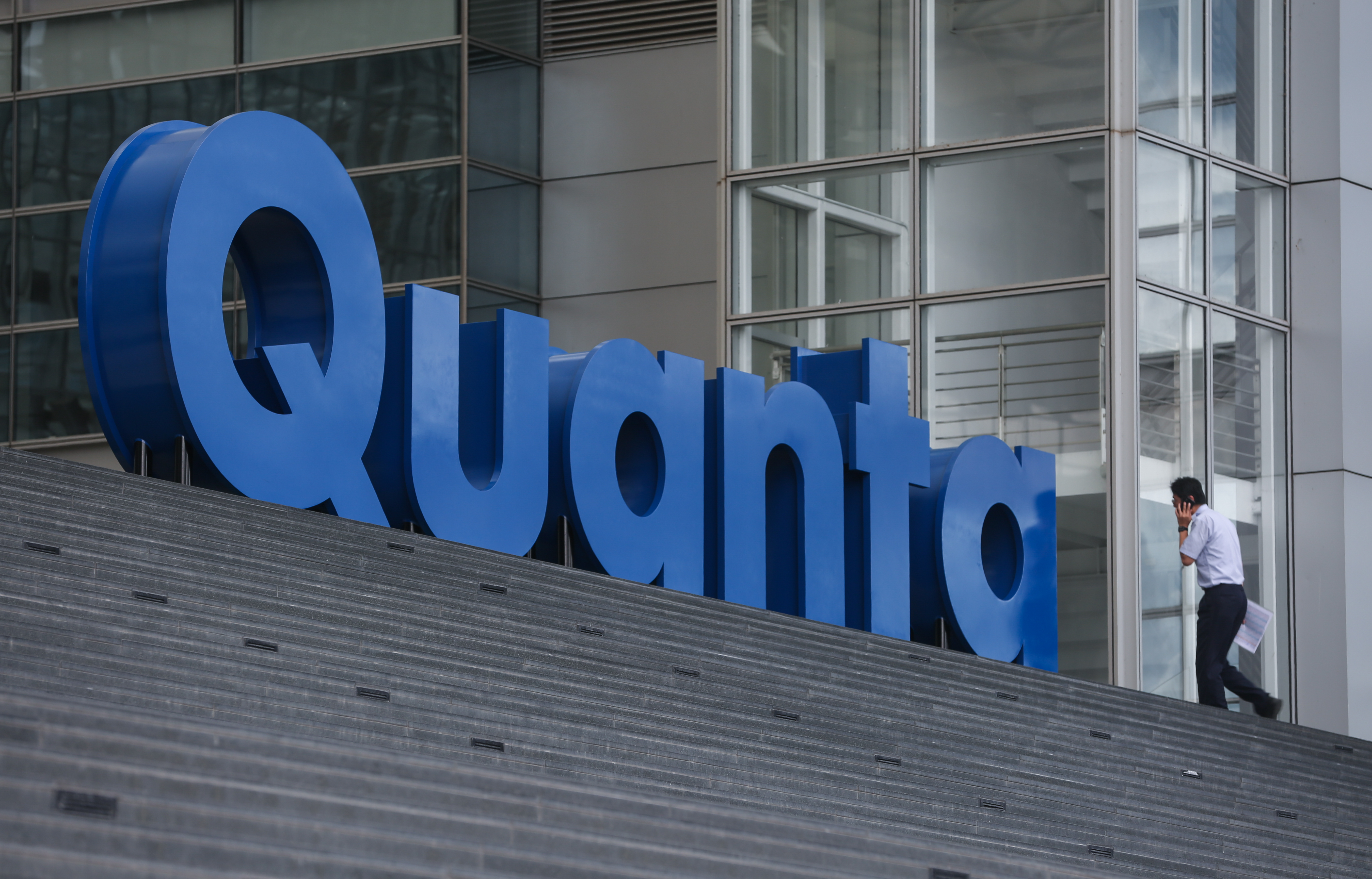 AI熱門股廣達、緯創，近日被打入跌停，專家認為，AI長線趨勢明確，可採分批逢低買進策略。