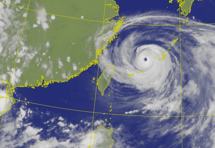 中度颱風「卡努」暴風半徑正逐漸接近台灣北部近海。(中央氣象局提供)
