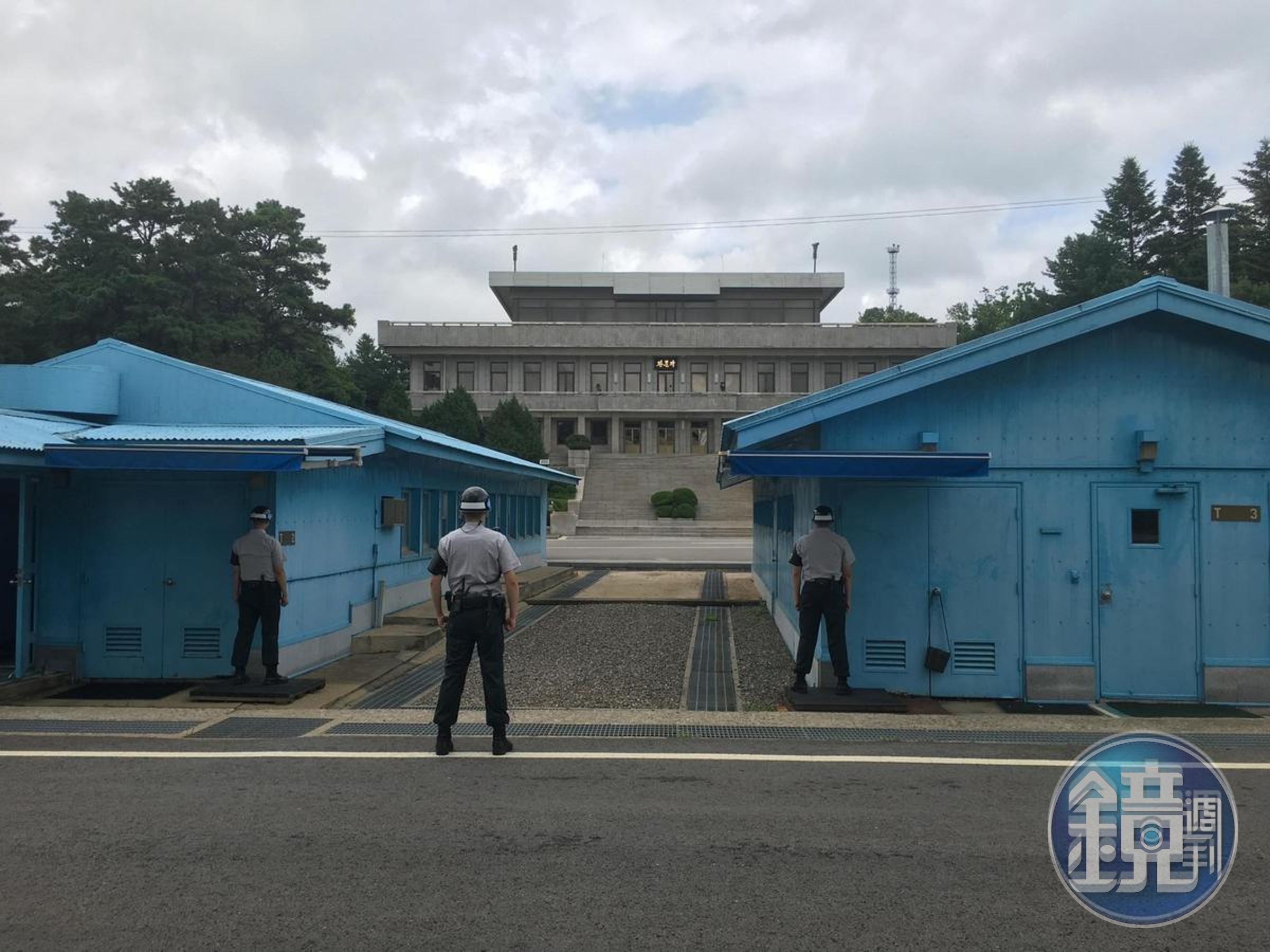 板門店是南北韓交界處，僅供外國旅客遊覽，當地軍人都不能持有武器，遊客只要越過中線就是穿越國界。（本刊資料照）