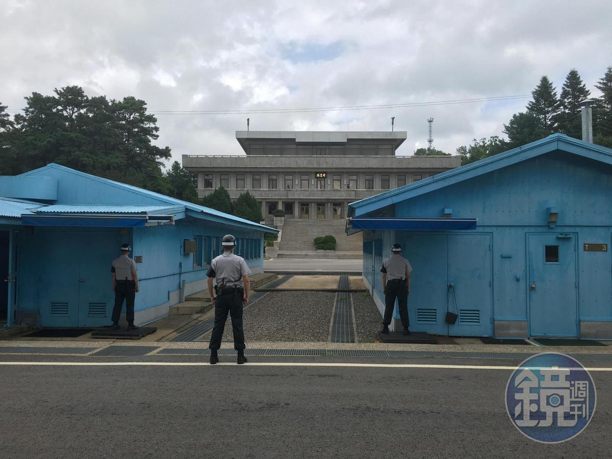 板門店是南北韓交界處，僅供外國旅客遊覽，當地軍人都不能持有武器，遊客只要越過中線就是穿越國界。（本刊資料照）