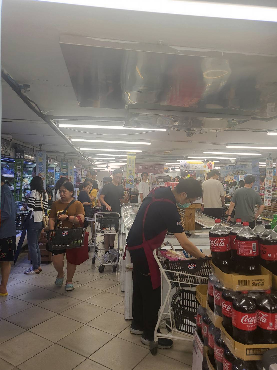 台北市某間全聯店裡面,越晚人越多。(民眾提供)