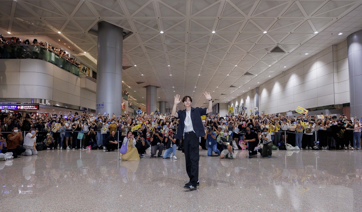 2PM李俊昊今在桃園機場被粉絲接機熱情嚇到，非常開心留下大合照。（adidas Originals提供）