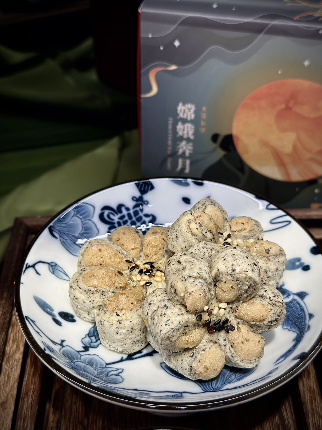 老少咸宜的「芝麻桂花」香氣十足，從皮到餡都鬆香不油膩。