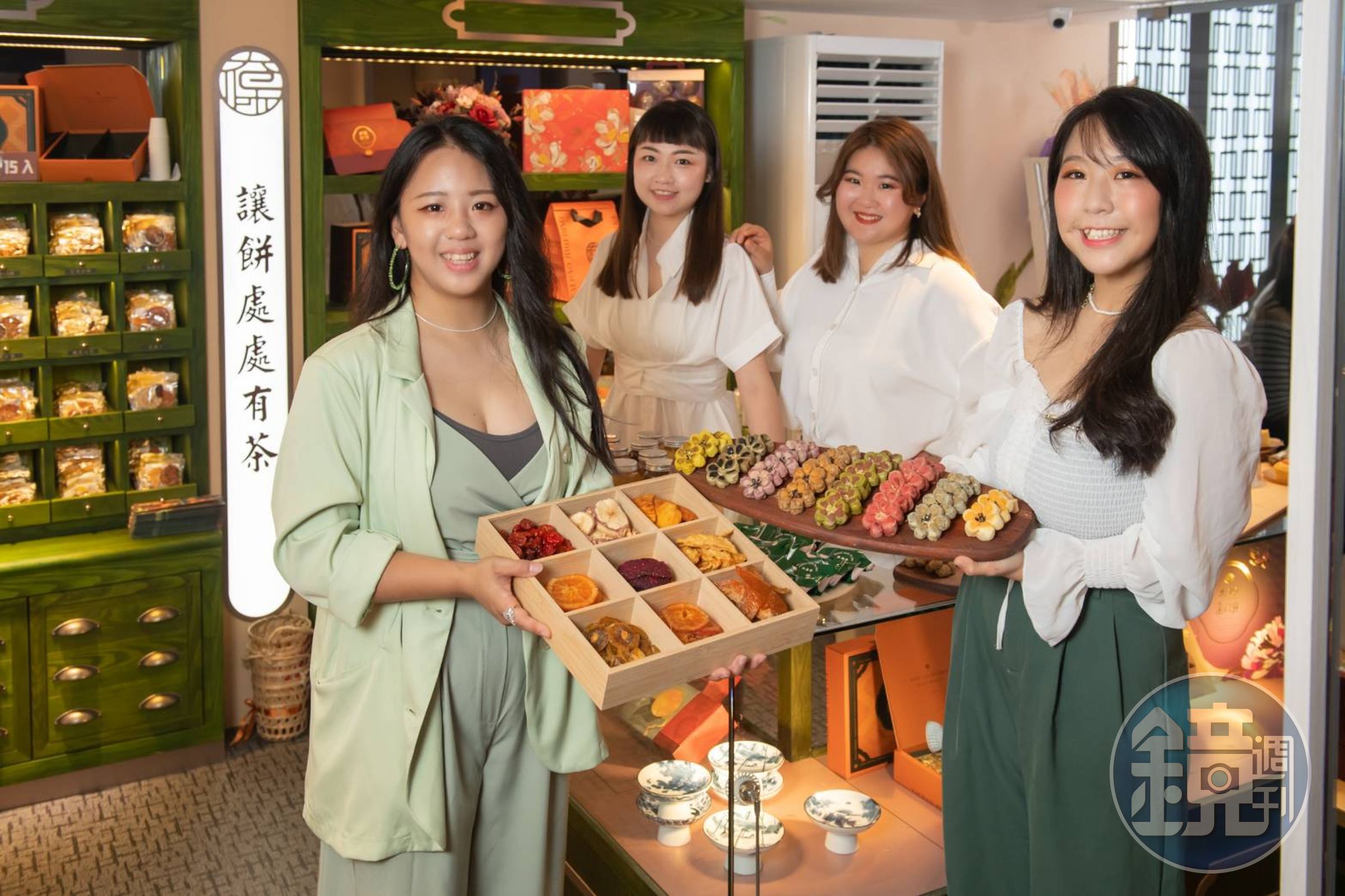 「太保制餅」的姊妹檔創辦人總經理郭碧琪(左一)與品牌總監郭婷維(右一)。(太保制餅提供)