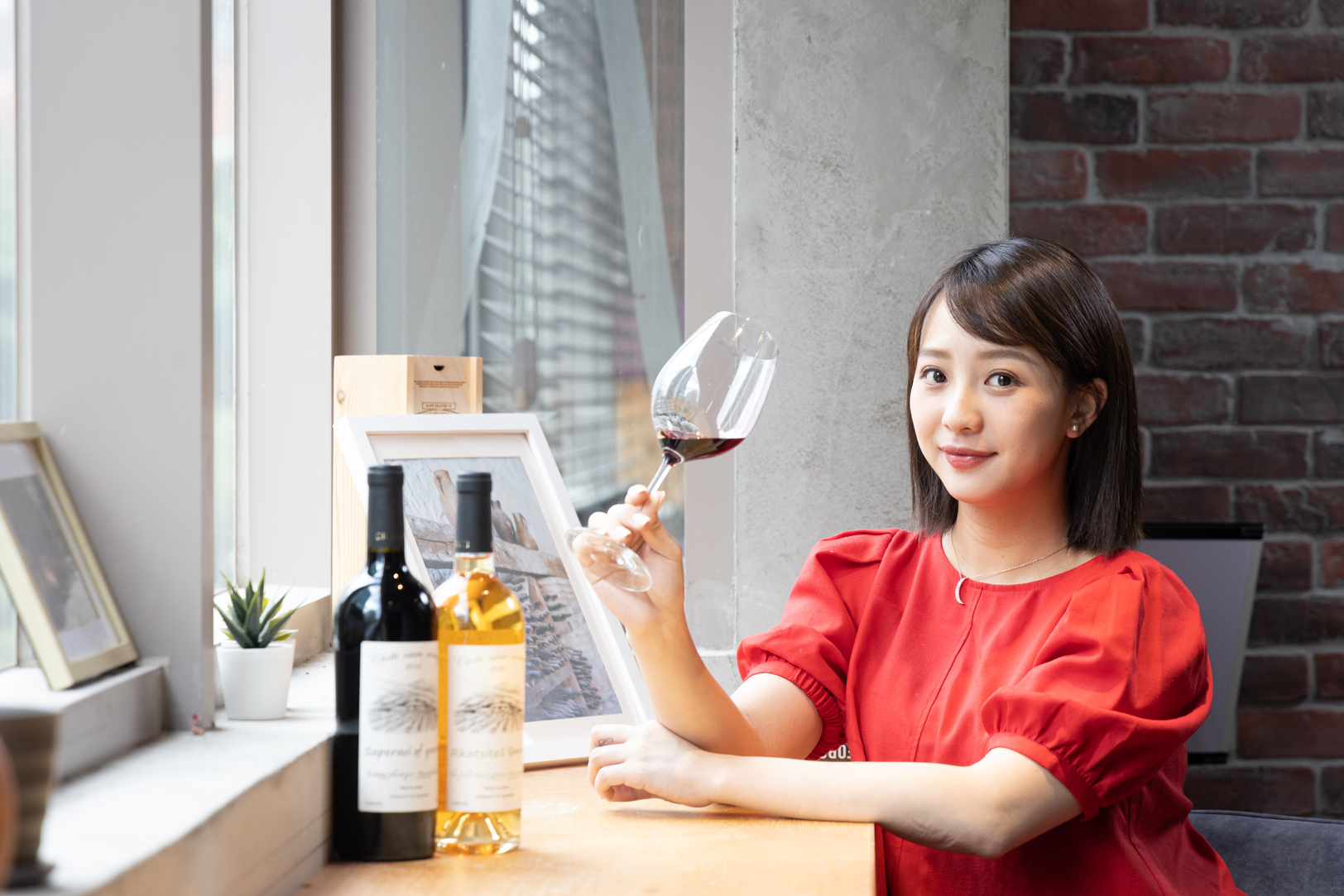 老闆娘Zoey和先生都愛葡萄酒，在全世界尋覓各種酒款。