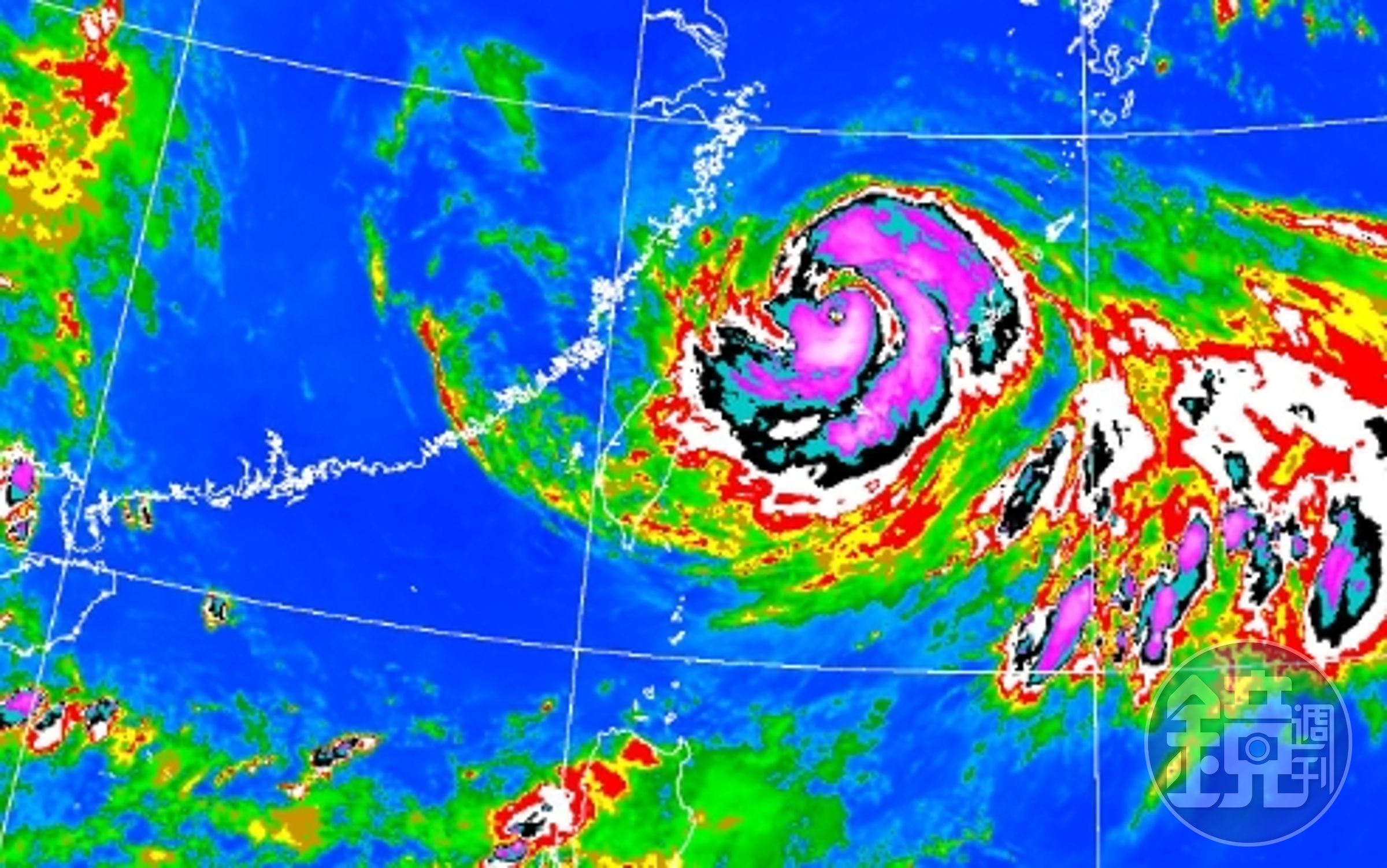 中颱卡努向西轉東北緩慢移動,其暴風圈正逐漸進入台灣北部近海及東北部近海。(中央氣象局提供)