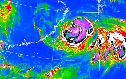 中颱卡努向西轉東北緩慢移動，其暴風圈正逐漸進入台灣北部近海及東北部近海。（中央氣象局提供）