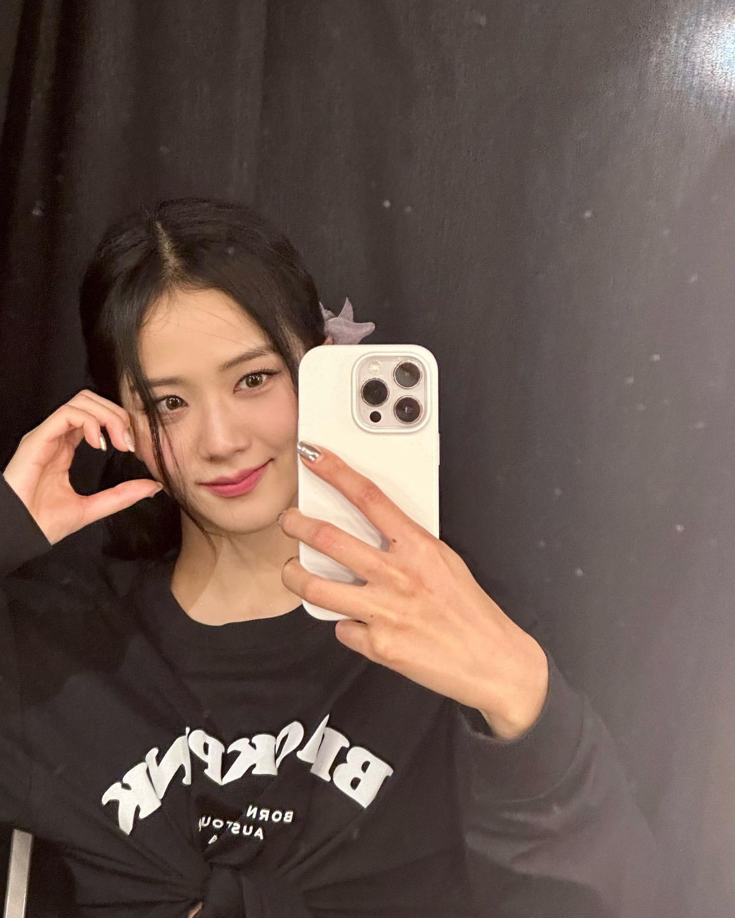 Jisoo因為BLACKPINK世巡全世界飛來飛去,在韓國時間不多,但安普賢都會配合她的時間到她家約會。(翻攝Jisoo INS)