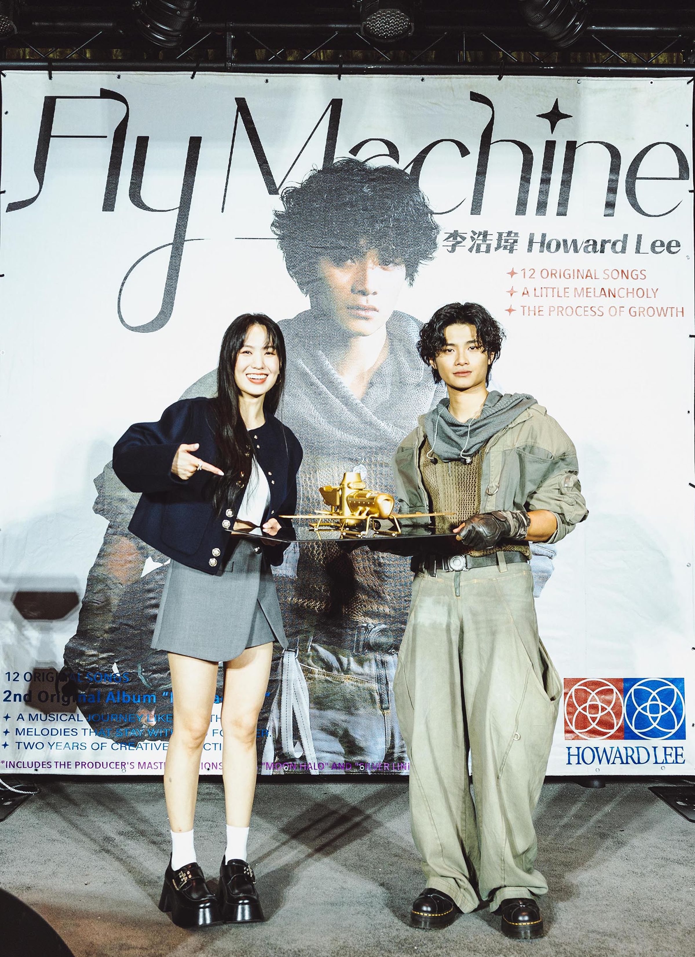 孫盛希送上跟專輯封面一模一樣的復古飛機，讓李浩偉很感動。（形上娛樂提供）