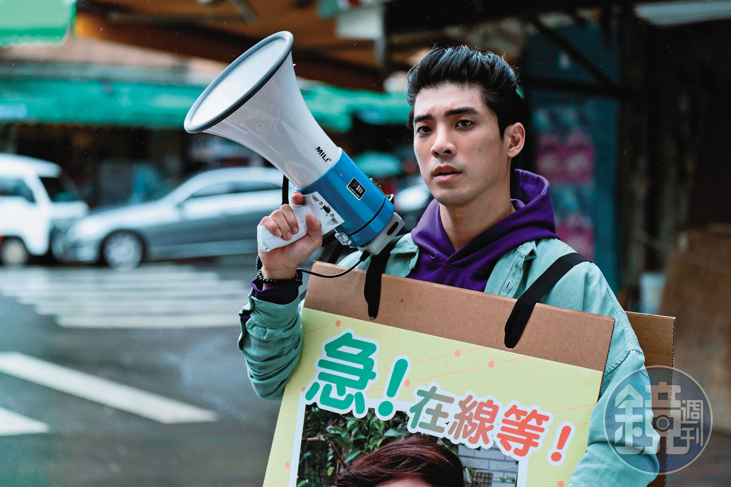 林哲熹在《地獄里長》扮演羅一凡，每天下午5點20分能一瞥地獄的樣貌，在大大小小的瑣事中，企圖尋找自己的方向。（風起娛樂提供）