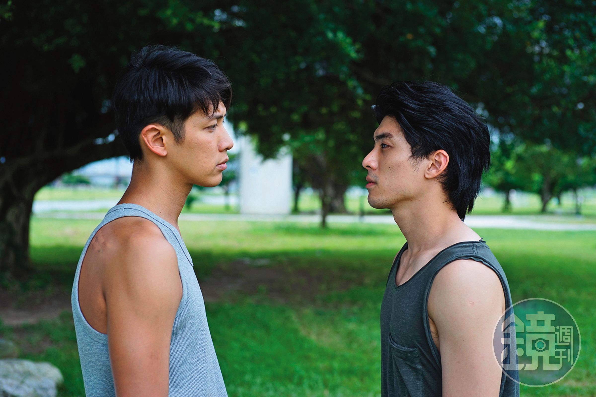 電影《金錢男孩MONEY BOYS》林哲熹（右）與柯震東（左）扮演為改善家境下海的性工作者，但最終又無法忘記彼此。（可樂電影提供）