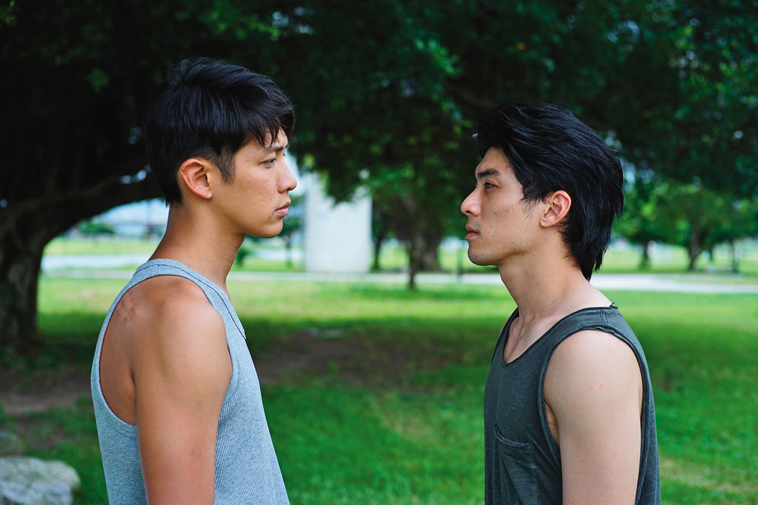 電影《金錢男孩MONEY BOYS》林哲熹（右）與柯震東（左）扮演為改善家境下海的性工作者，但最終又無法忘記彼此。（可樂電影提供）
