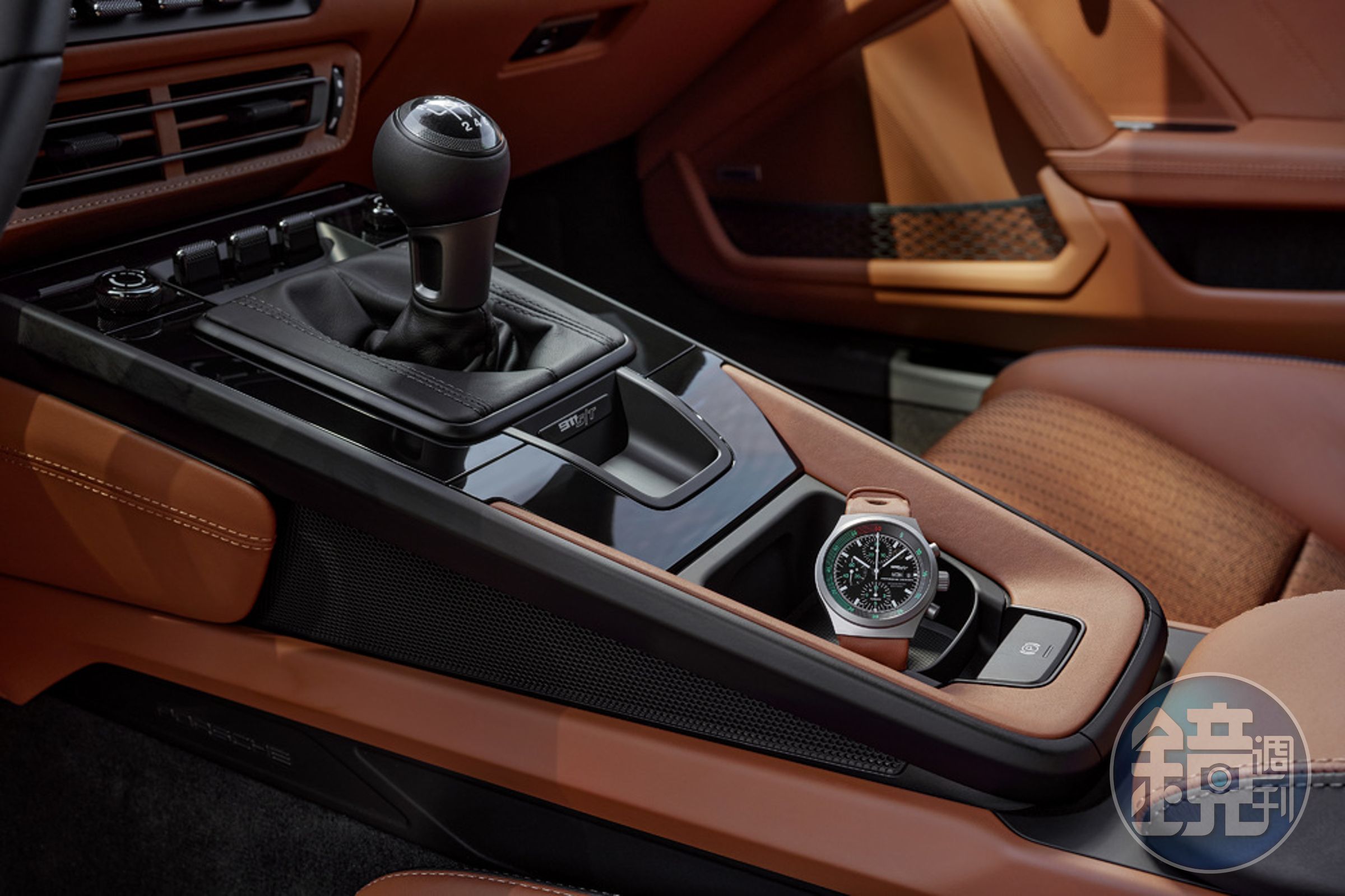 Porsche Design 以911 S/T的鎂合金輪圈作為設計靈感,為 911 S/T 客戶提供 Chronograph 1–911 S/T 專屬腕錶。