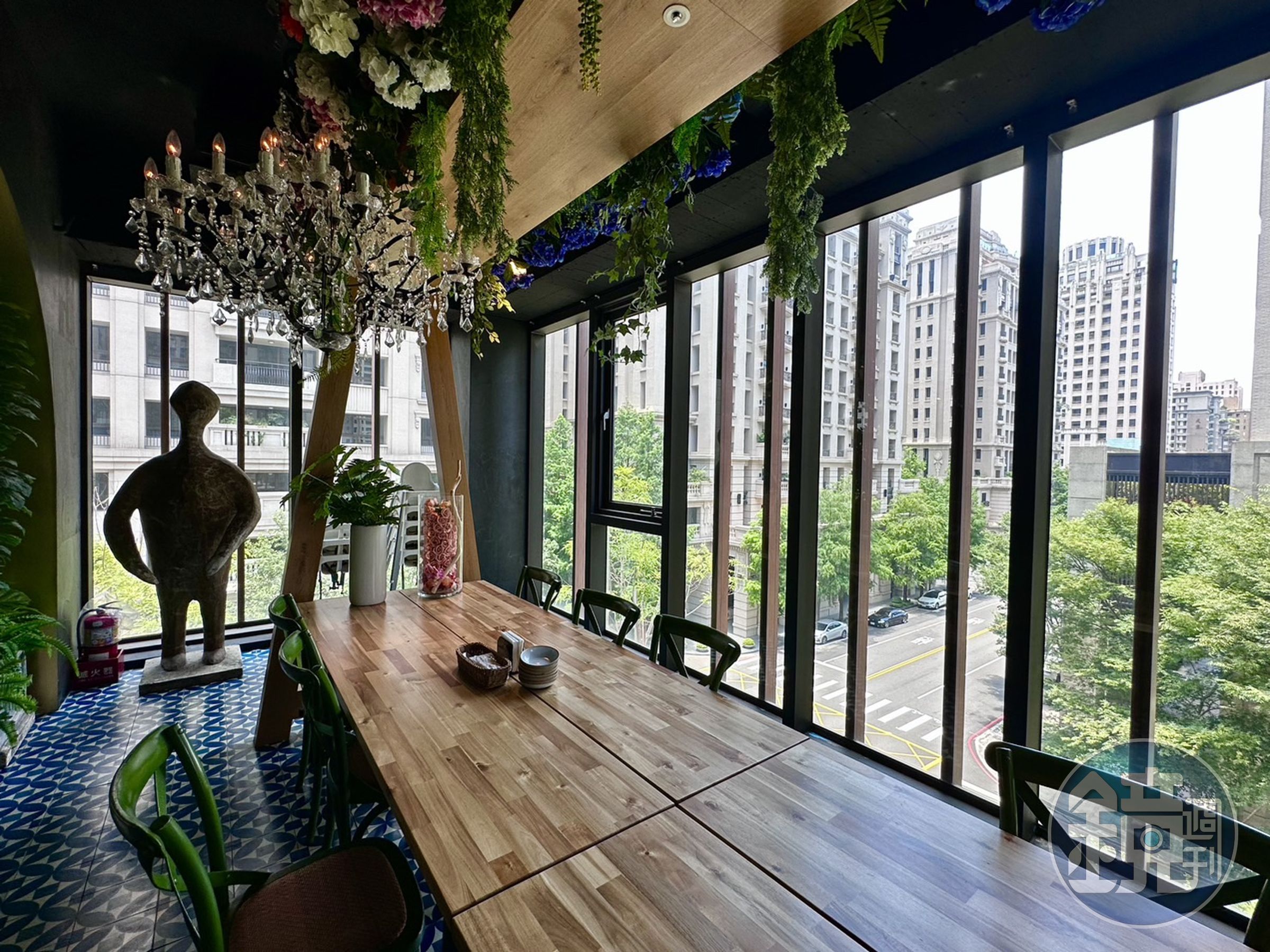 多人訂位才會使用的長桌區,可以一目了然看到整排樹景與街景。