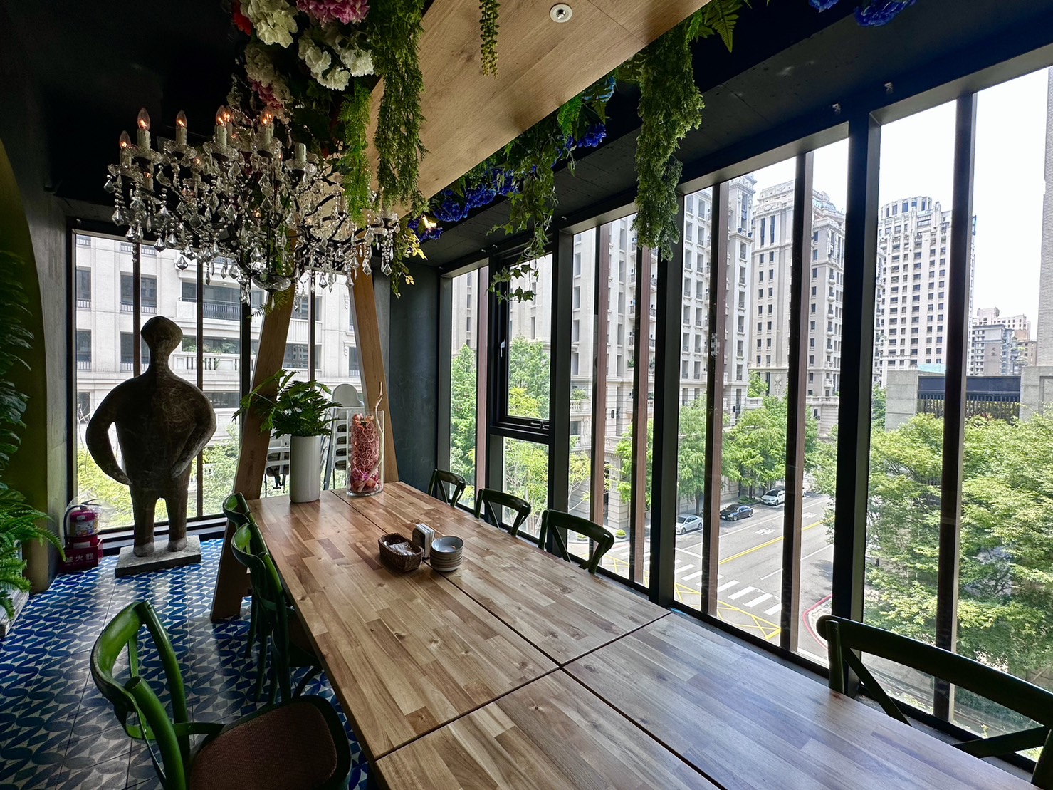 多人訂位才會使用的長桌區，可以一目了然看到整排樹景與街景。