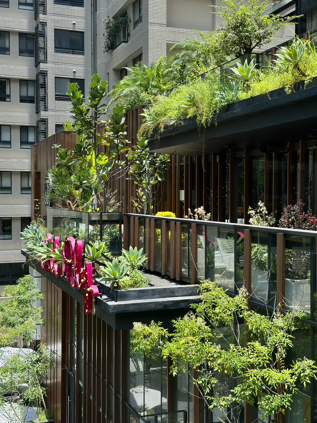 從另一側看外觀，「Chill Play」建築被多種植物包圍，多了都會叢林的感覺。