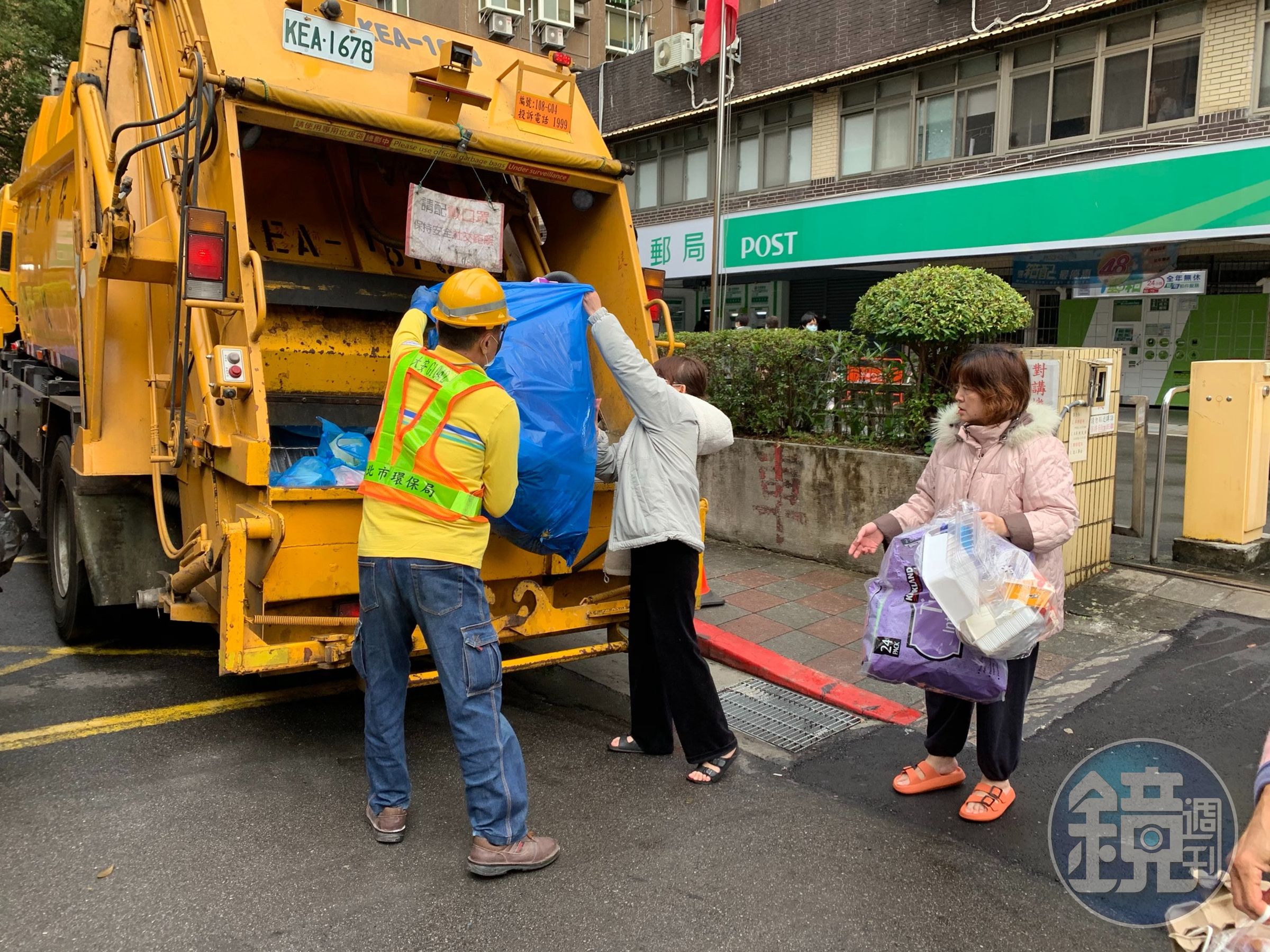 卡努颱風逼近北台灣，雙北今停收垃圾。（翻自台北市環保局臉書）