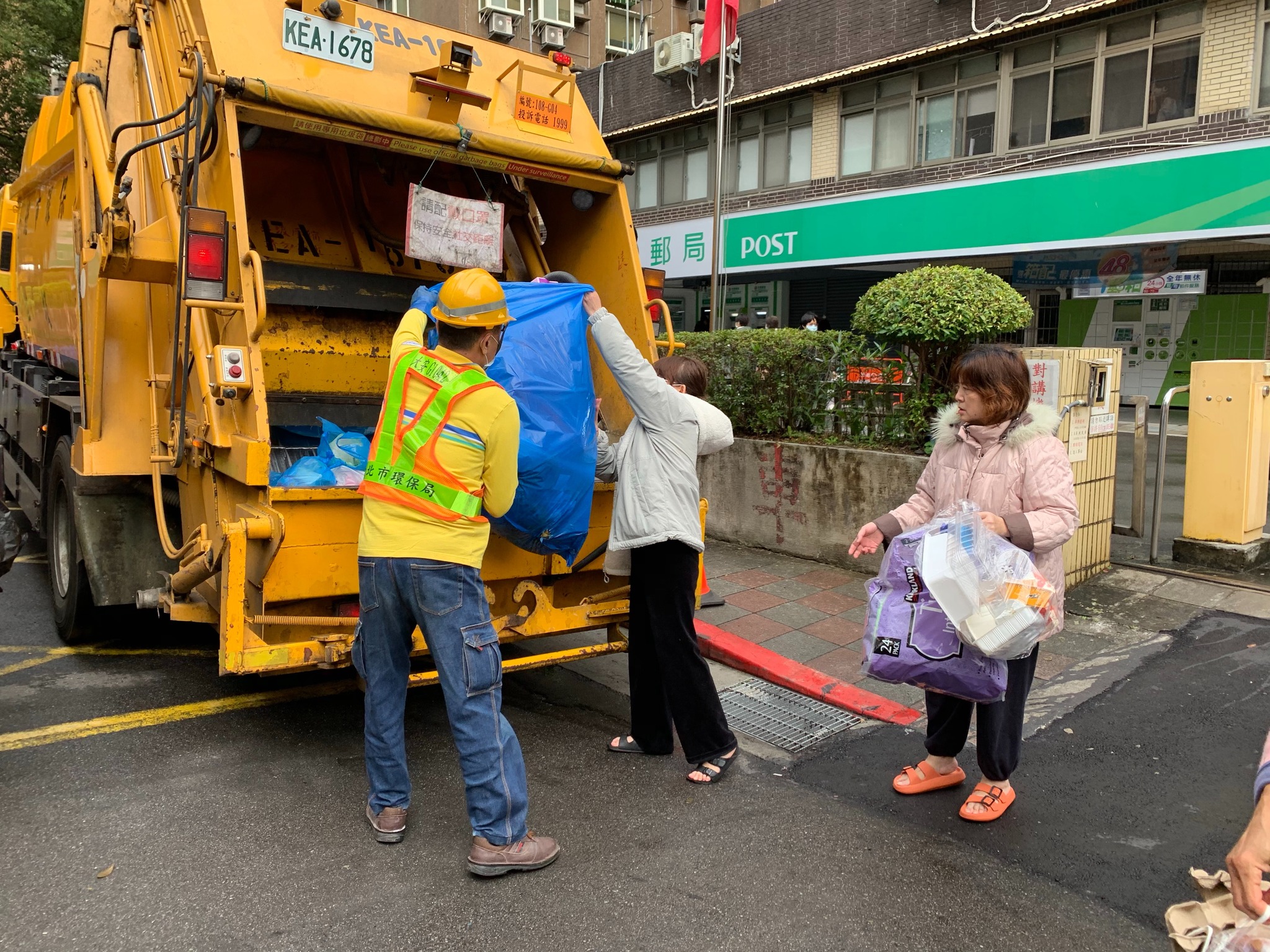 卡努颱風逼近北台灣，雙北今停收垃圾。（翻自台北市環保局臉書）