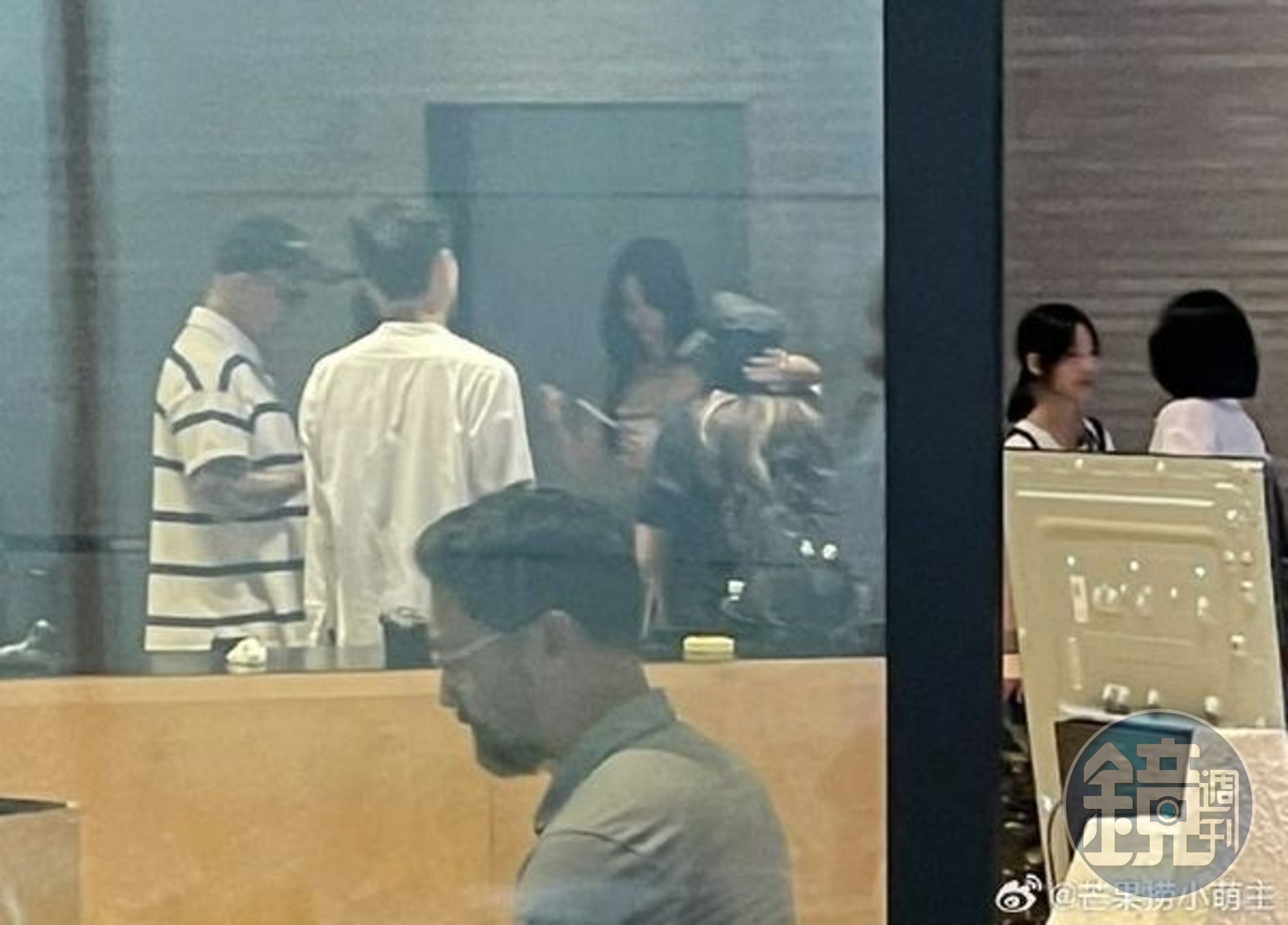 網友直擊在首爾狎鷗亭偶遇小S帶著三個女兒旅遊，具俊曄、小S及3個女兒被目擊現身南韓旅遊。（翻攝自微博／芒果撈小萌主）