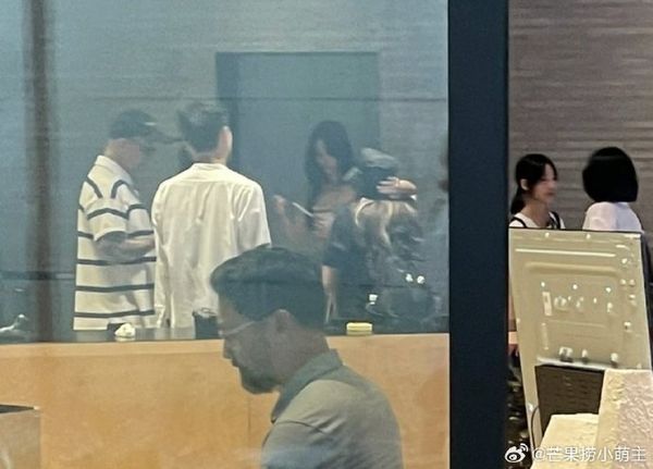 網友直擊在首爾狎鷗亭偶遇小S帶著三個女兒旅遊，具俊曄、小S及3個女兒被目擊現身南韓旅遊。（翻攝自微博／芒果撈小萌主）