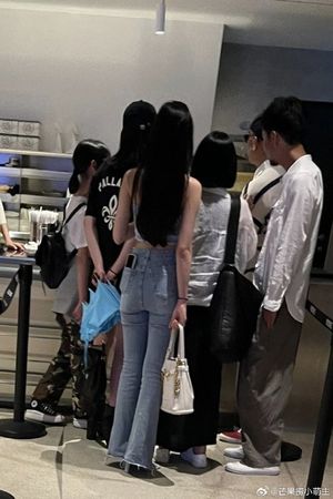 具俊曄陪同小S母女一起逛街。（翻攝自微博／芒果撈小萌主）