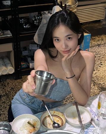 小S的二女兒Lily（許韶恩）在IG分享韓式料理餐廳吃飯照片。（翻攝自許韶恩IG）