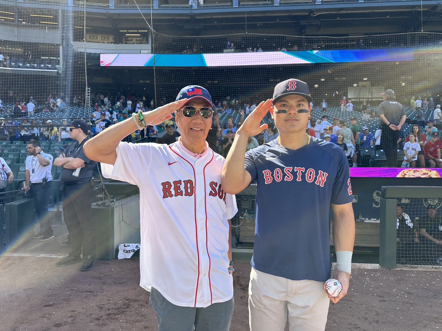 郭台銘訪美行來到西雅圖，與我國旅美棒球好手張育成相見歡。（郭台銘辦公室提供）