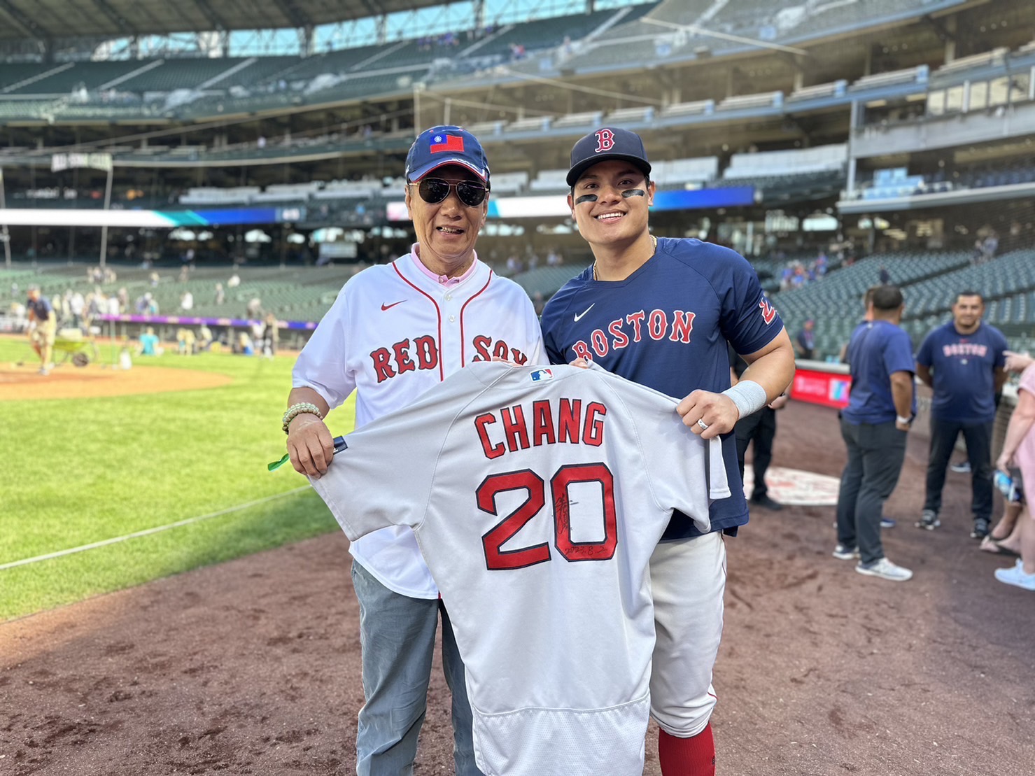 郭台銘昨到MLB球場幫「國防部長」張育成加油打氣，賽後2人還一起合照。（郭台銘辦公室提供）