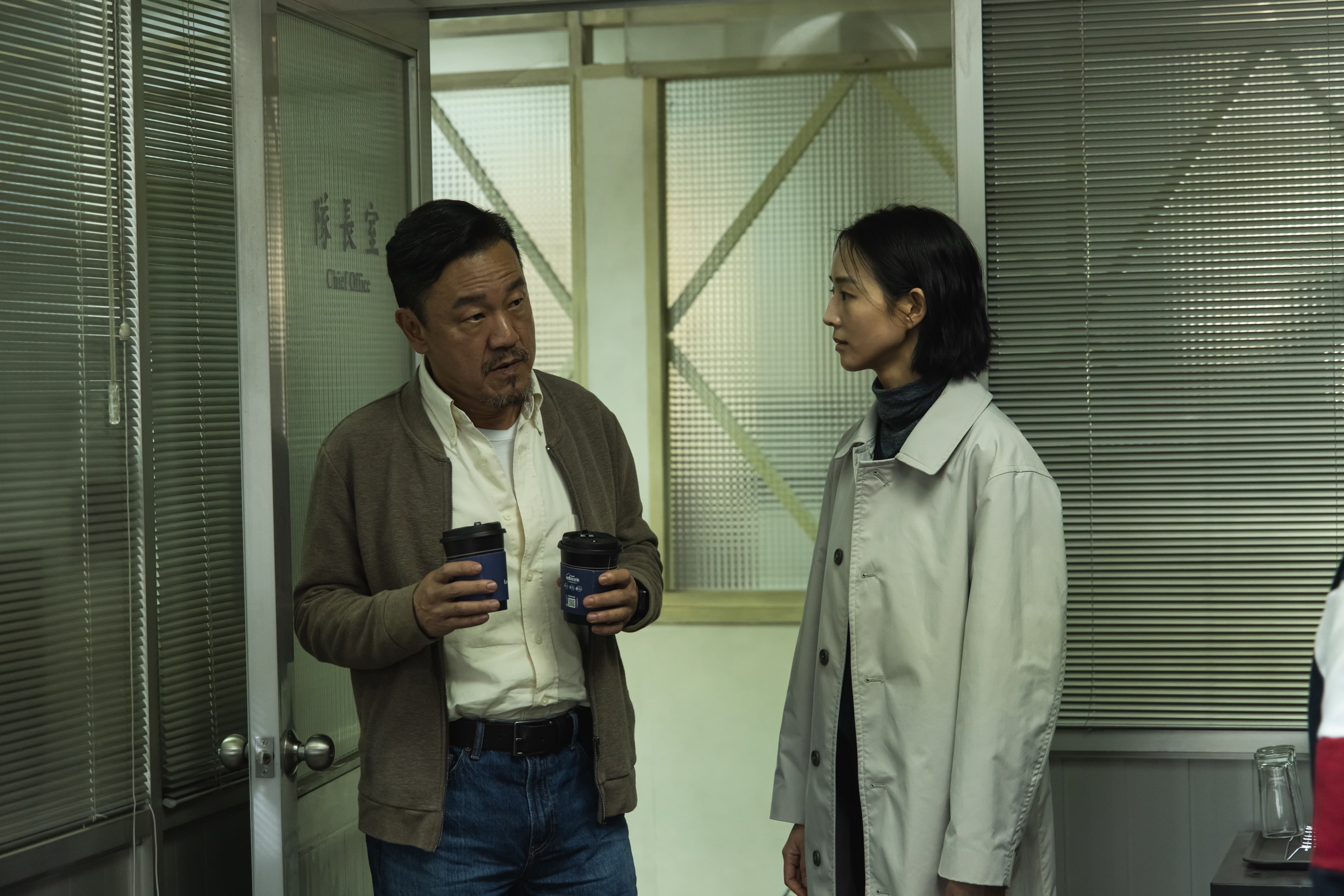 陳為民《查無此心》與張鈞甯首合作，張鈞甯對陳為民獨特嗓音很好奇。（華映提供）