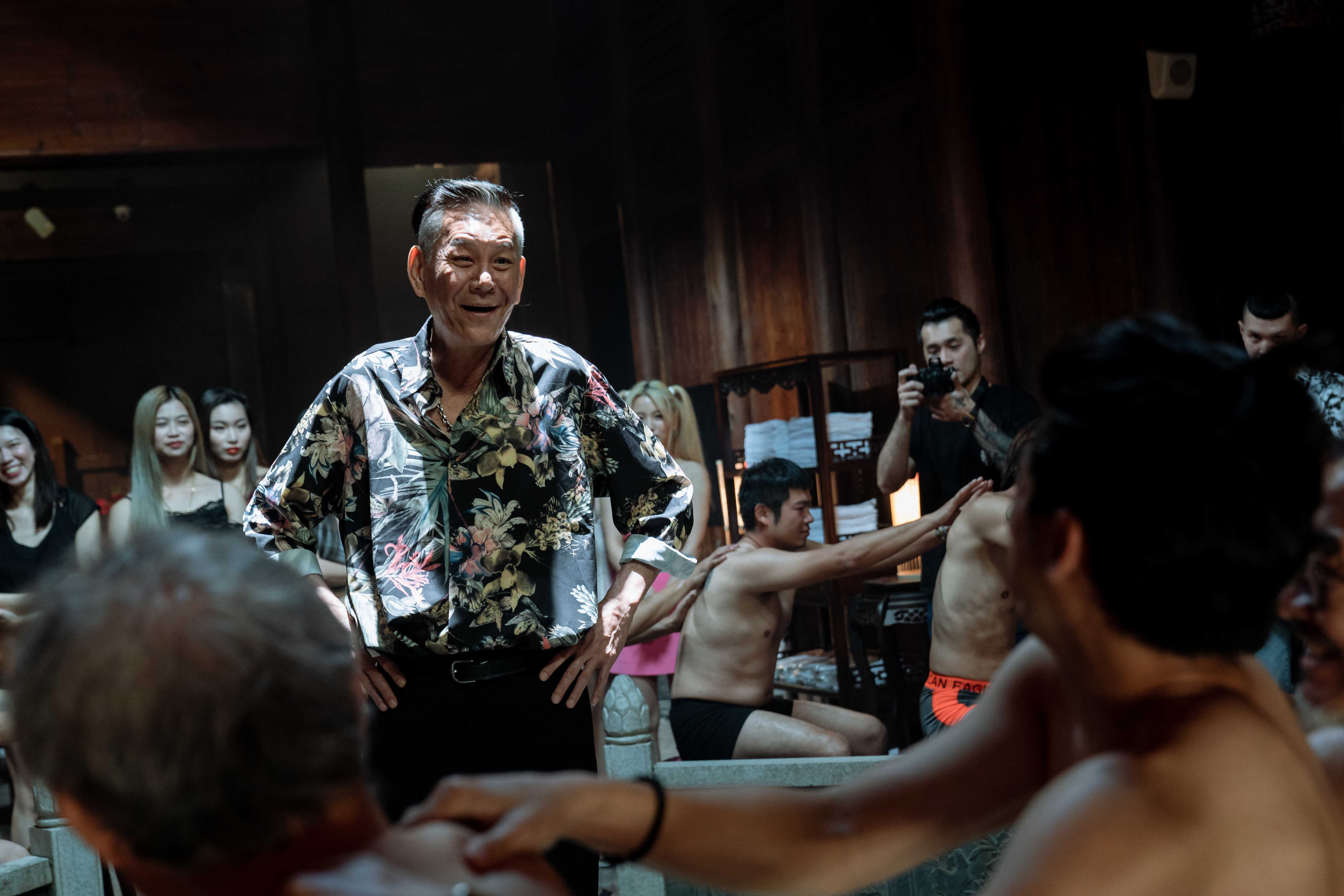 《地獄里長》中，已故演員龍劭華（中）飾演地方勢力龐大的議長，開設神祕招待所。（風起娛樂提供）