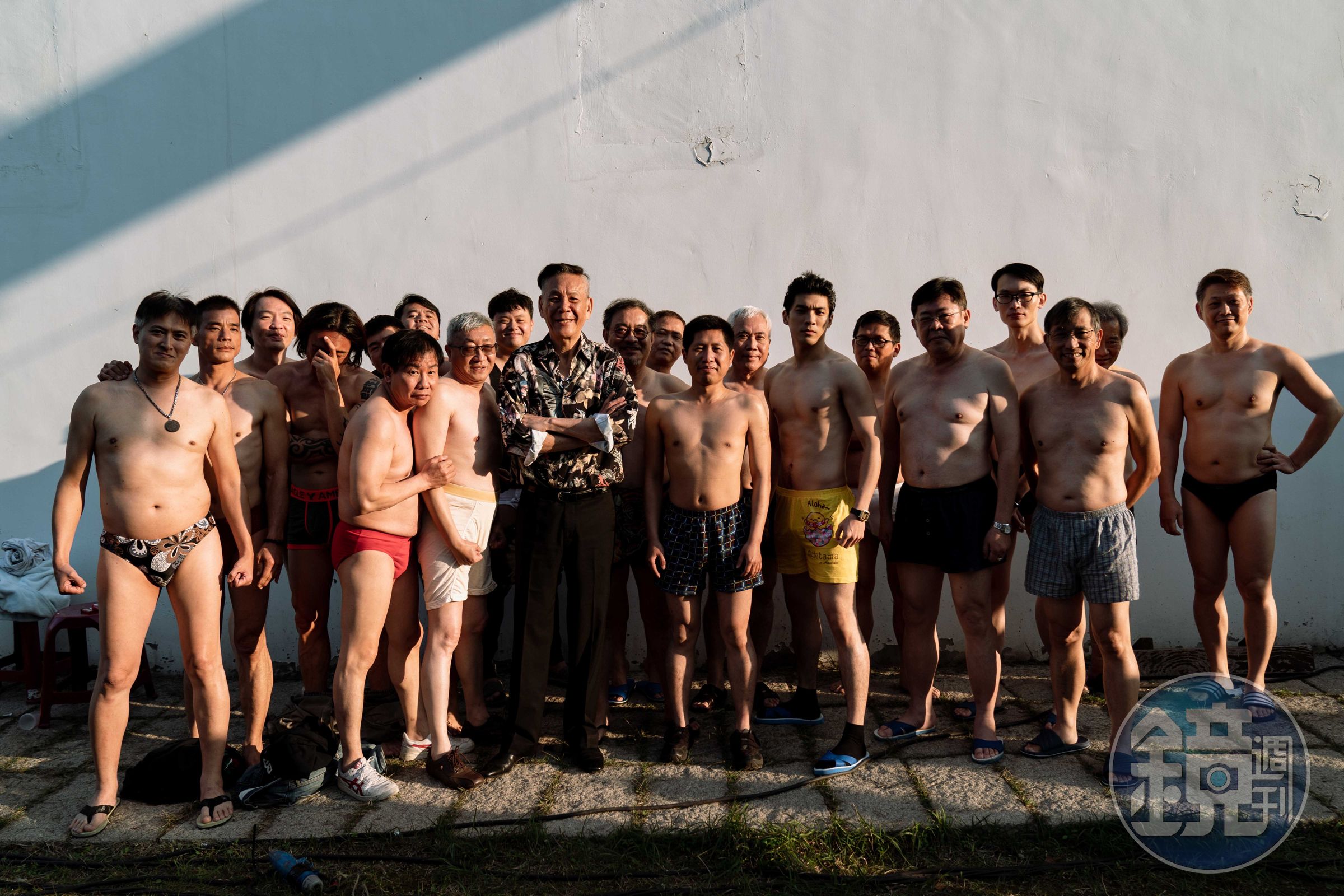 龍劭華(左十)拍完戲大方與劇中飾演里長演員們合影,右七為林哲熹。(風起娛樂提供)