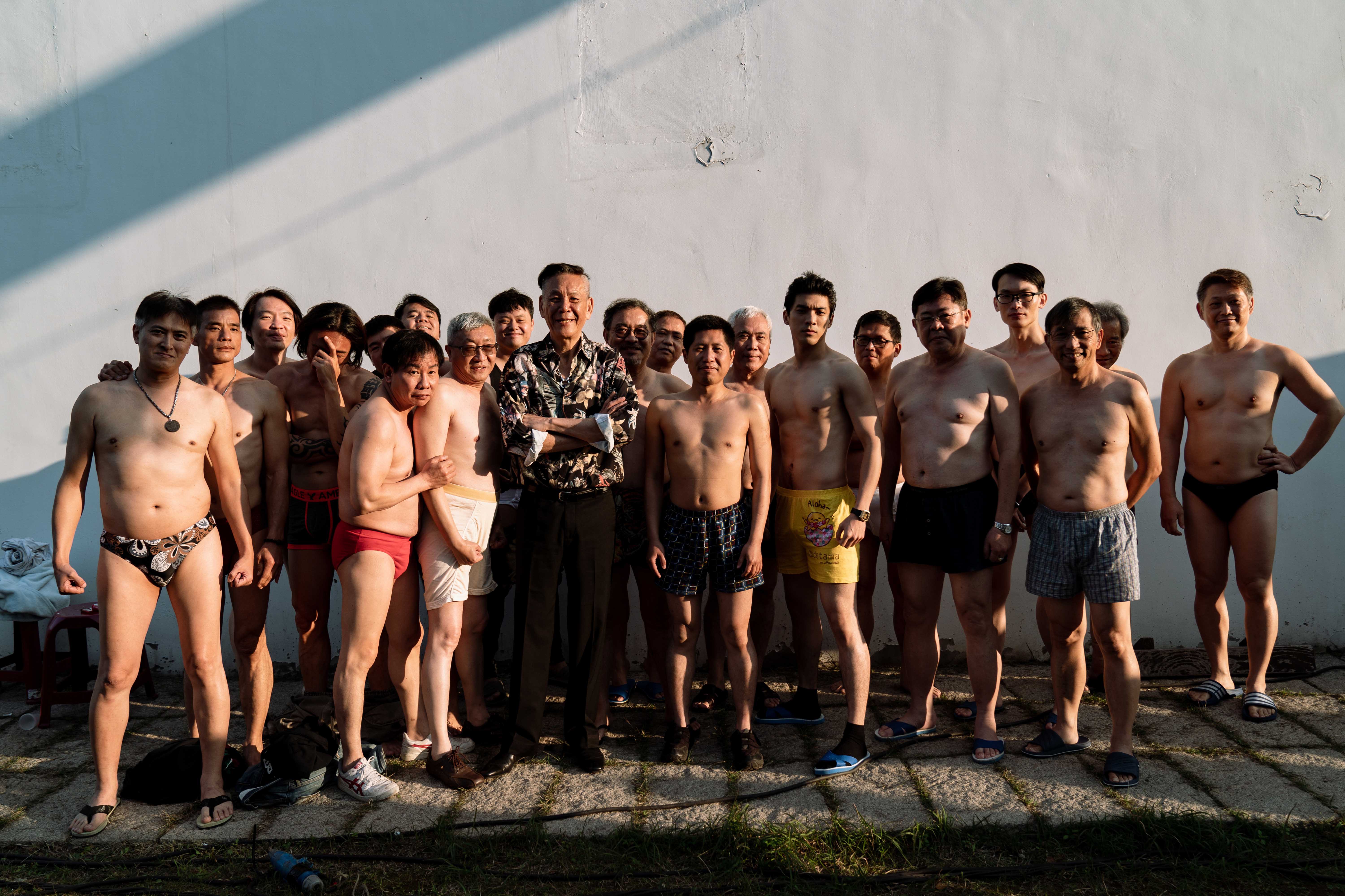 龍劭華(左十)拍完戲大方與劇中飾演里長演員們合影,右七為林哲熹。(風起娛樂提供)