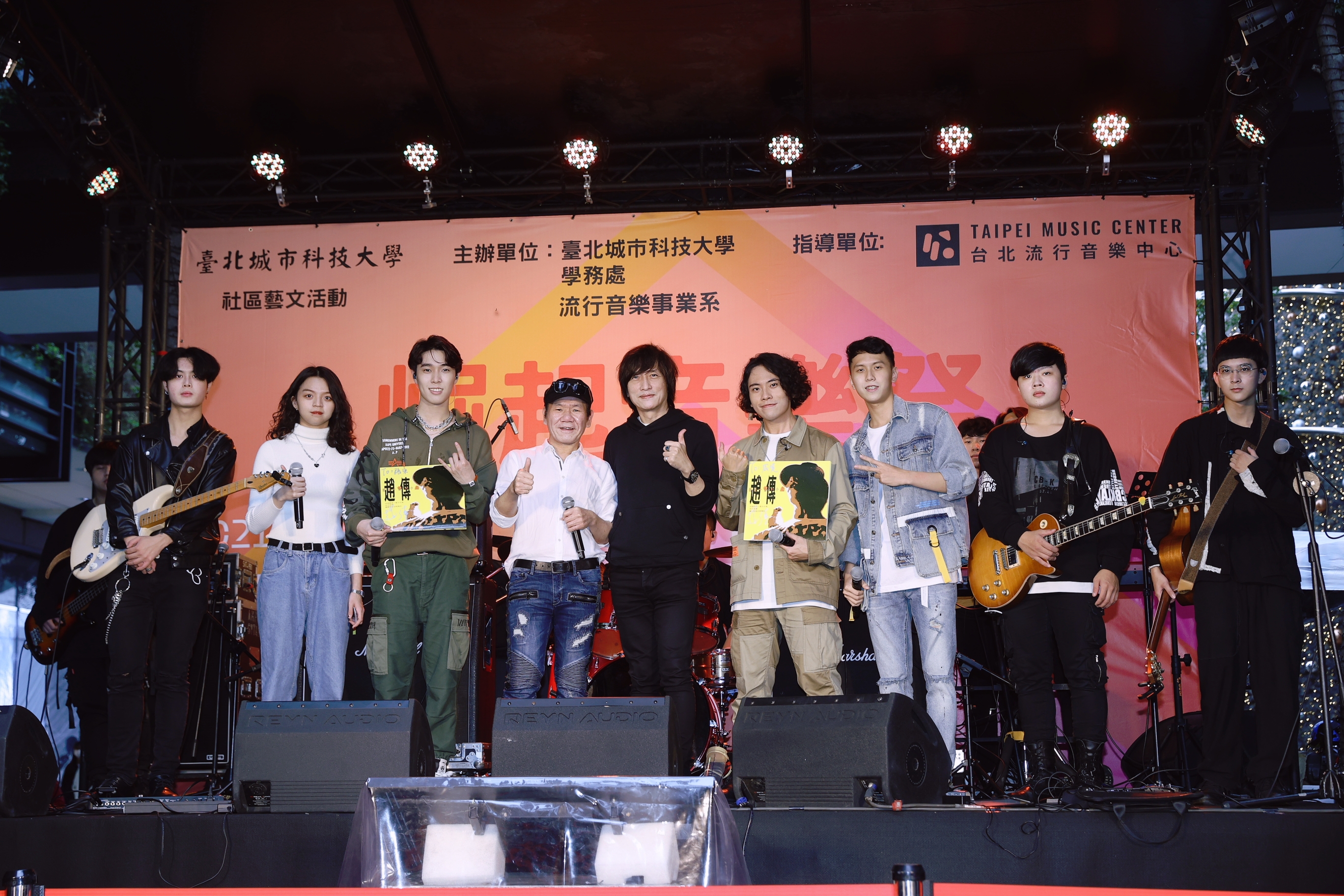 薛忠銘（圖中）結合產官學界，打造註冊率百分百的流行音樂事業系。（城市科大流行音樂事業系提供）