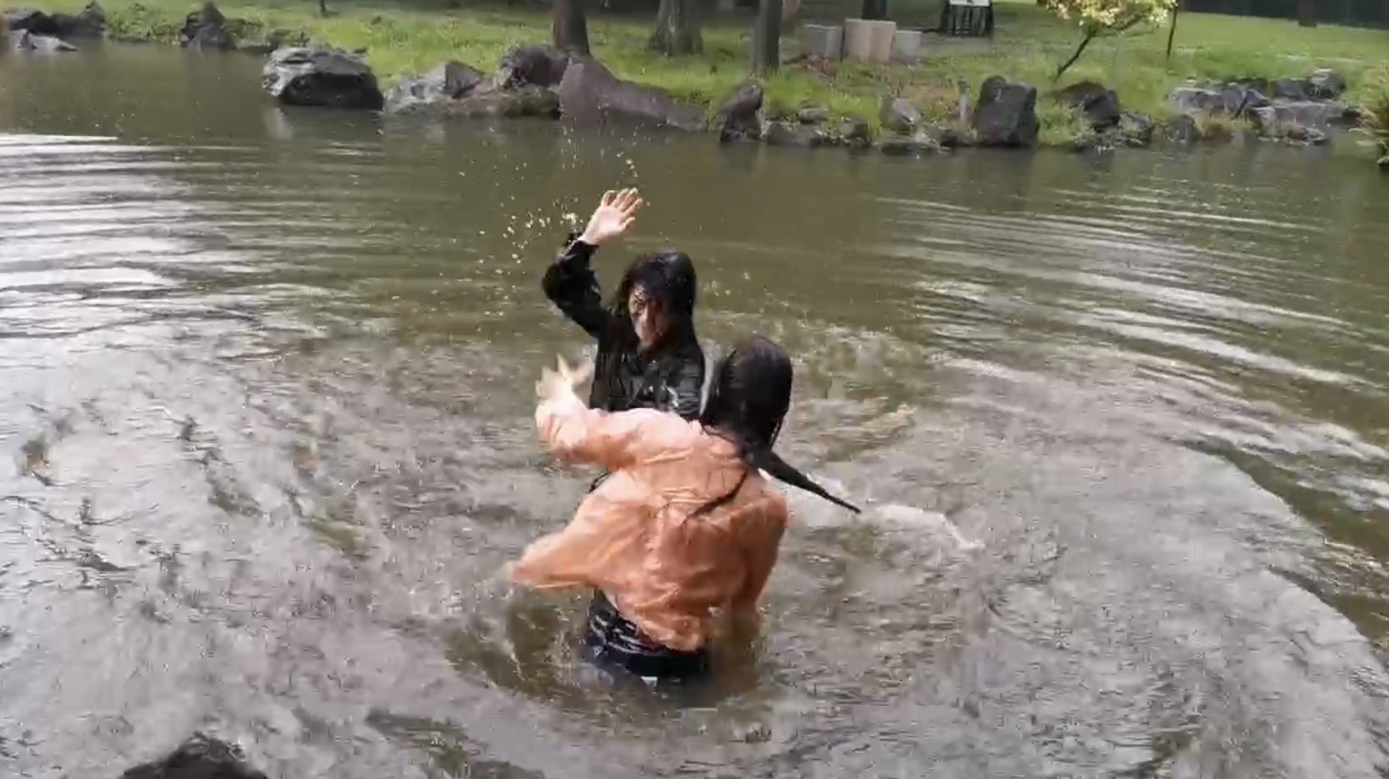 楚宣跟張家瑋今天（3日）一早就為民視8點檔《市井豪門》在湖邊上演爭執戲碼。（民視提供）
