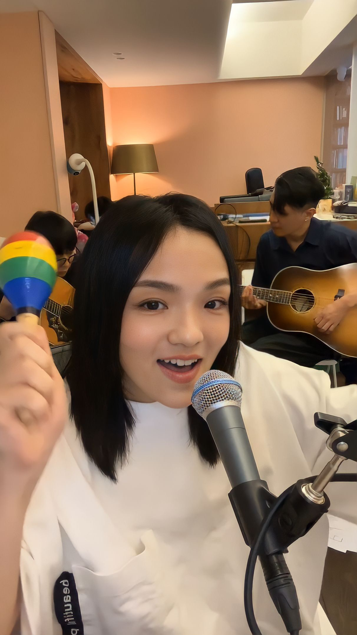 徐佳瑩與兩位吉他夥伴默契十足。（亞神音樂提供）